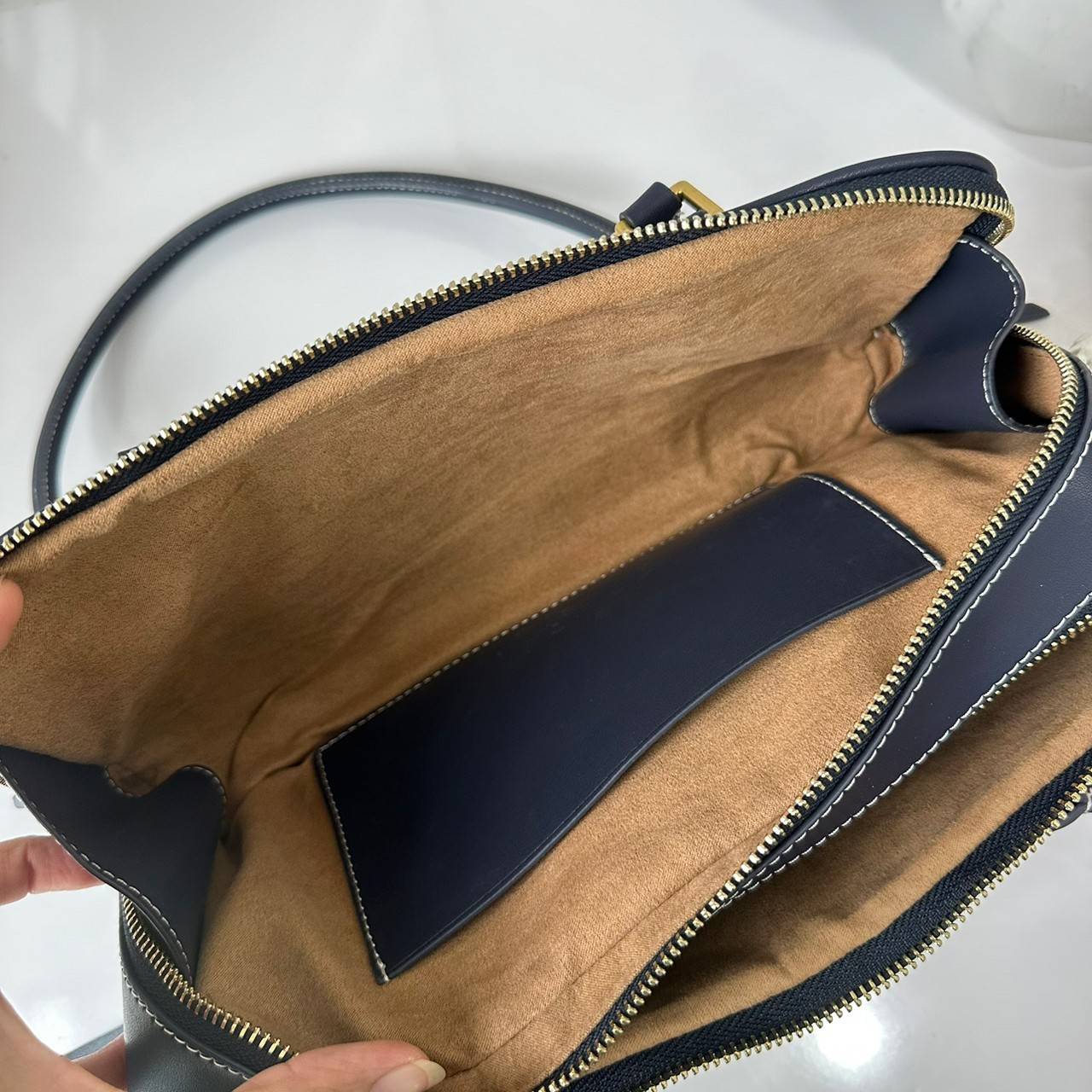 TORY BURCH Small T Monogram Marshmallow Satchel / Tory Burch tote handbag พร้อมส่ง 2 สี ใหม่ล่าสุด กระเป๋าสะพายไหล่ดีไซน์สุดทันสมัย ตัดเย็บสวยงาม ผ้า jacquard ตัดหนัง เปิด-ปิดแบบซิป มีช่องแบ่ง 2 ช่อง มีซิปลับด้านใน ใส่ของได้เยอะมากๆ ค่ะ