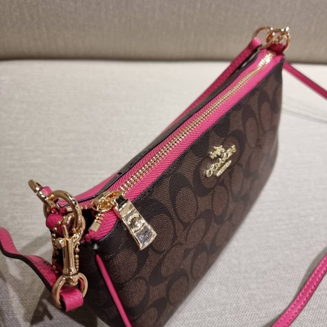 COACH 36674 TOP HANDLE POUCH IN SIGNATURE JACQUARD กระเป๋าทรงพอช ยอดฮิต ยกขึ้นแท่น ด้วยดีไซน์ที่ออกมาให้ใช้งานได้ง่าย ขนาดกำลังเหมาะ วัสดุหนังแคนวาสทนทาน ดีไปหมดขนาดนี้!! คุณลูกค้าถึงสั่งกันรัวๆจริงๆ ภายในโล่งกว้าง ใส่โทรศัพท์ได้ทุกรุ่น มาพร้อมสายคล้องแขน