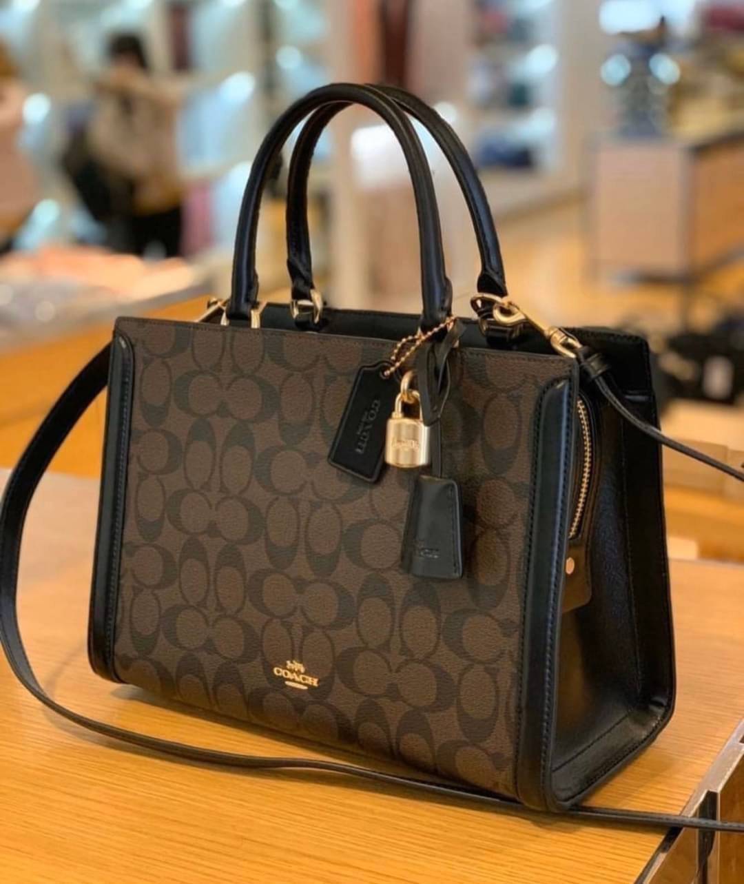 COACH ZOE CARRYALL IN SIGNATURE CANVAS เดอะเบสท์แห่งปี ต้องยกให้พี่คนสวยใบนี้เลย!! รุ่นที่สาวๆตามหา หายากอีกหนึ่ง กระเป๋าถือ/สะพายทรงสวย คลาสสิค ใบใหญ่จุคุ้ม มีดีเทลน่ารักๆที่แม่กุญแจ สามารถล็อคหัวซิปได้ กุญแจซ่อนในพวงหนังห้อยก็น่ารักไปอีก ภายในโล่งกว้าง 