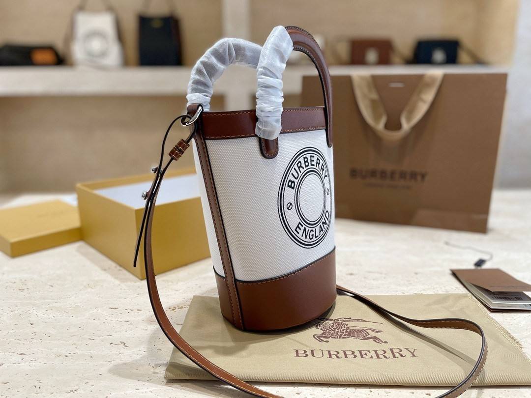 BURBERRY MINI CANVAS CROSSBODY BAG *งานหรูมาก 👑👑 สินค้าพรีเมียมกิ้ฟท์เคาเตอร์น้ำหอมต่างประเทศ กระเป๋าทรง CROSSBODY ใบขนาดกำลังดี *ผ้าแคนวาสคาดหนังวัวแท้ อะไหล่ทอง ปักโลโก้แบรนด์ด้านหน้า ด้านในเปิดปิดด้วยกระดุมคาด สามารถใส่กระเป๋าสตางค์สั้น