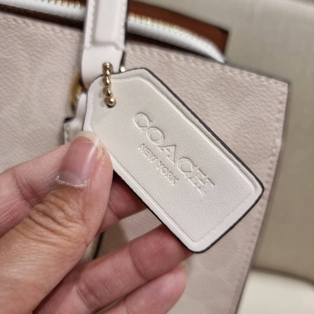 COACH C4075 TATUM CARRYALL IN SIGNATURE CANVAS คอลเลคชั่นใหม่ล่าสุด จัดมาให้ได้สวยก่อนใคร สวยหรูทุกสี!! ลุคผู้ดีต้องมาอีกหนึ่ง กระเป๋าสะพายทรงสวย ที่มาพร้อมสายสะพายไหล่ในตัว และสายครอสบอดี้สำหรับสะพายข้าง วัสดุหนัง crossgrain สวยคมมากๆ ตัวกระเป๋าถูกแบ่งเป