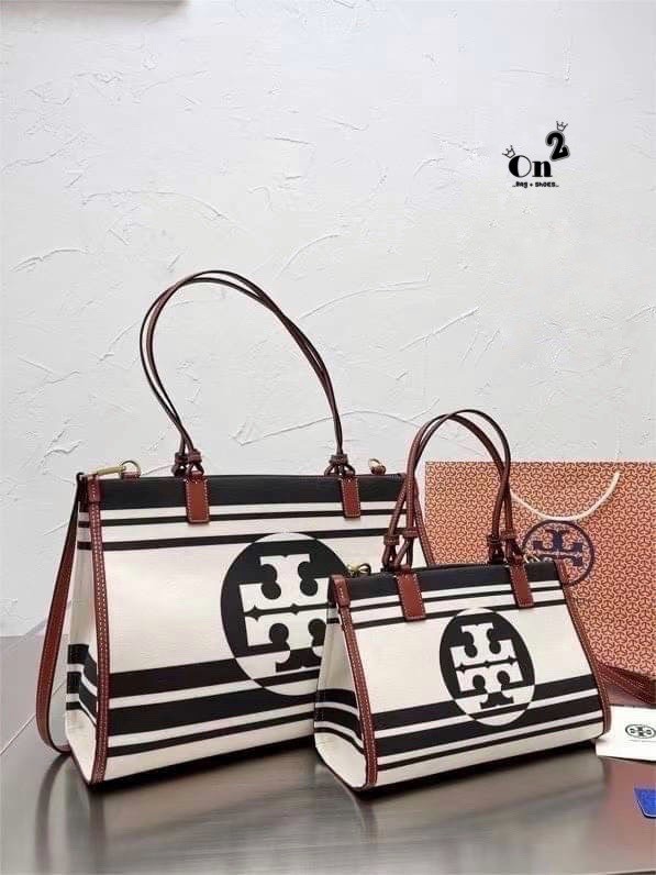 Tory Burch Ella Jacquard Stripe Tote มี 2 ขนาด 10" 13" กระเป๋าสะพาย Tory 😍😍ทรง tote มาใหม่ ผ้าแคนวาสอย่างดี ตัดขอบหนังสีน้ำตาลขนาดกำลังดี จุของได้เยอะเลยค่ะ งานจริงสวยน่าใช้มากๆ