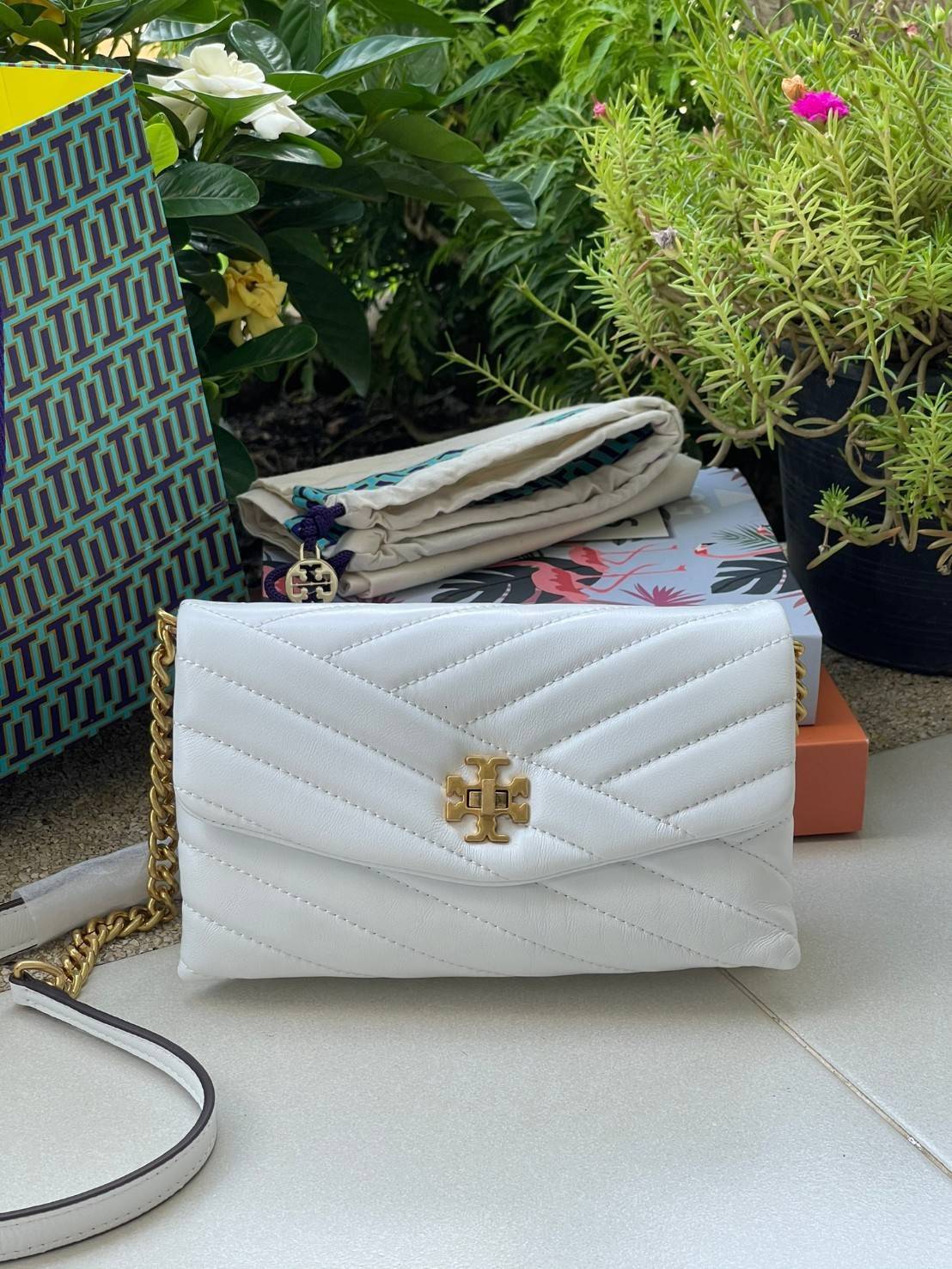 ของแท้ 💯% 】Tory Burch Kira Chevron Chain Wallet Bag เน้นความเรียบหรูดูแพง ต้องยกให้รุ่นนี้ ซึ่งมีขนาดกะทัดรัด ให้ลุคสาวมั่น Active ดูทะมัดทะแมง เหมาะสะพายในวันลำลอง และด้วยความที่เป็นแบรนด์ของทอรี่