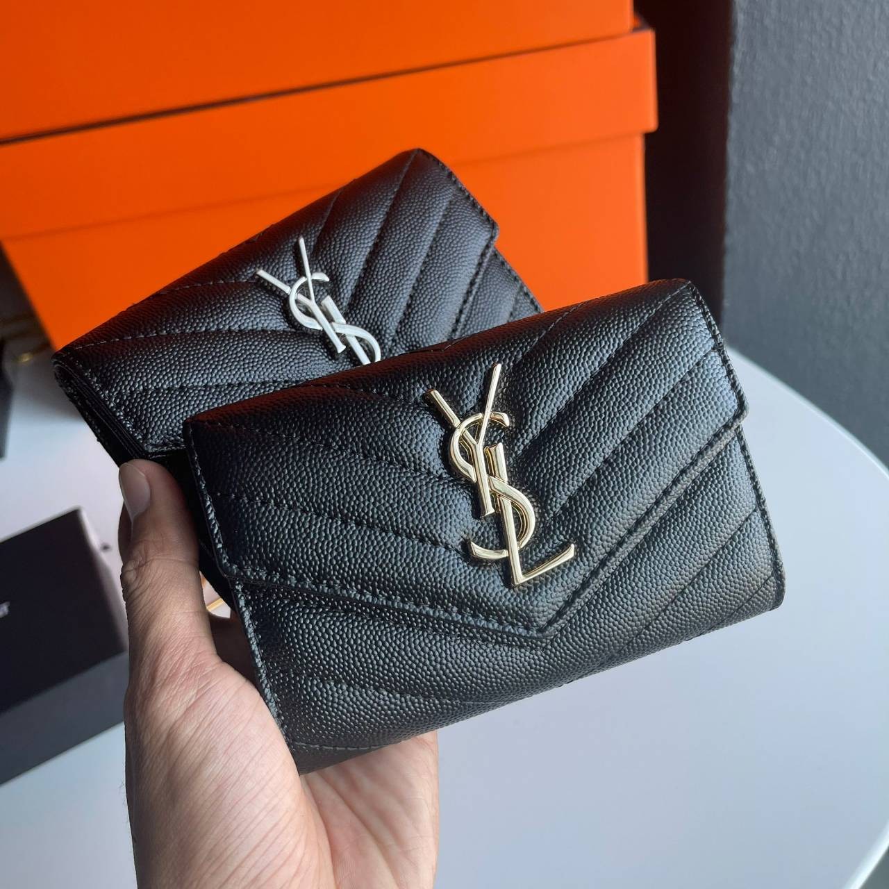 VIP 】YSL SAINT LAURENT SHORT WALLET งานหนังแท้ สวยงามมากมายที่สุดเกินบรรยายเลยค่าาา ได้ไปไม่ผิดหวังแน่นอน เป็นอีกรุ่นหนึ่งที่ห้ามพลาดเลยตอนนี้ กำลังฮิตกันเลยค่าา สาวๆ Must Have!!!! Full Box Set นะค๊าาา