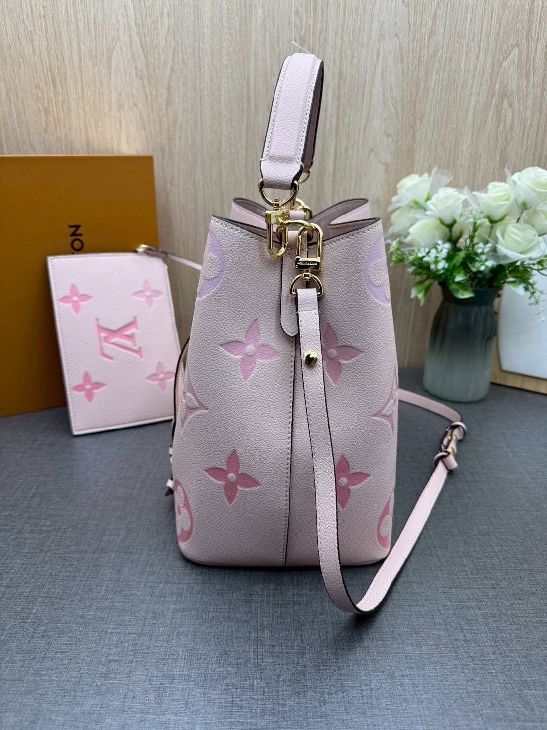 ORI หนังแท้ | LV NeoNoe MM Bucket bag Monogram Flower กระเป๋าสะพายทรงบัคเก็ต ลาย Monogram Flower โดดเด่นเพิ่มสไตล์ มีเสน่ห์ชวนหลงใหล