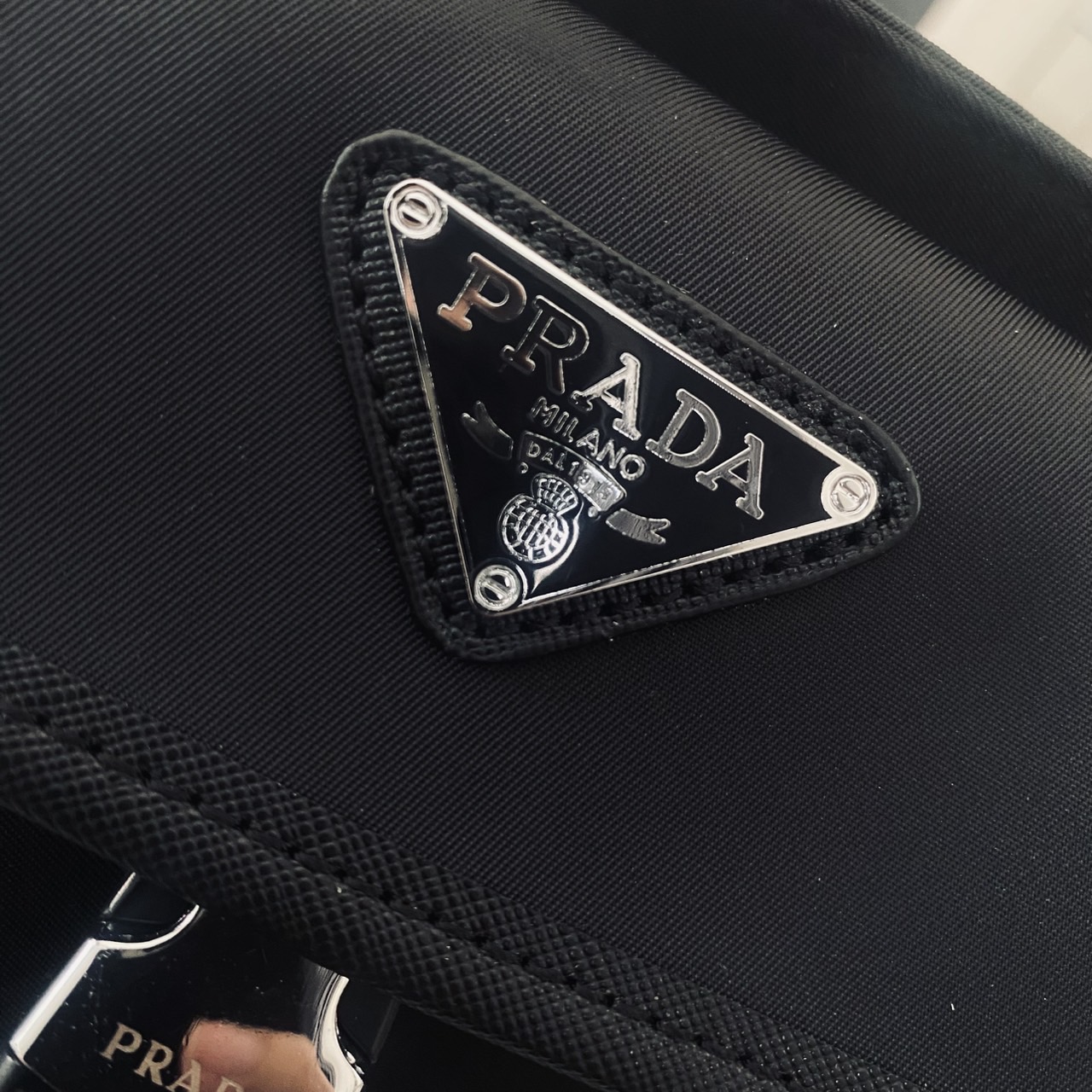 Prada Re-Nylon Messenger Crossbody Bag กระเป๋าสะพายทรงแมสเซ็นเจอร์ รุ่น Unisex ใช้ได้ทั้งชายหญิง รุ่นยอดนิยมดีไซส์เรียบง่าย โทนสีดำคลาสสิกเข้าได้กับทุกลุค