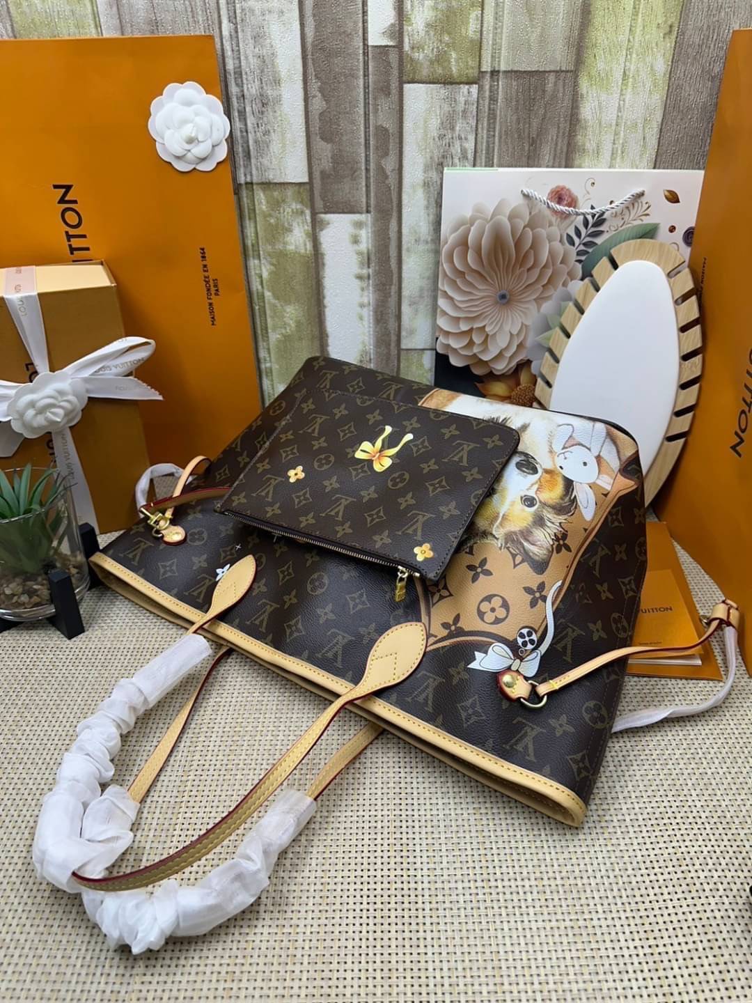 LV Neverfull MM Tote Monogram Canvas With Cat / Puppies กระเป๋าทรงโท้ท รุ่นลิมิเต็ด พิมพ์ลายน้องหมา น้องแมว ลวดลายท่องเที่ยว ลายสีสัน เป็นการรังสรรค์สุดท้าทายครั้งใหม่ของกระเป๋ารุ่นไอคอนิกจากหลุยส์ ผสานความหลากหลายในการใช้งานยุคใหม่กับพลังสีสันอันสดใสได้อ