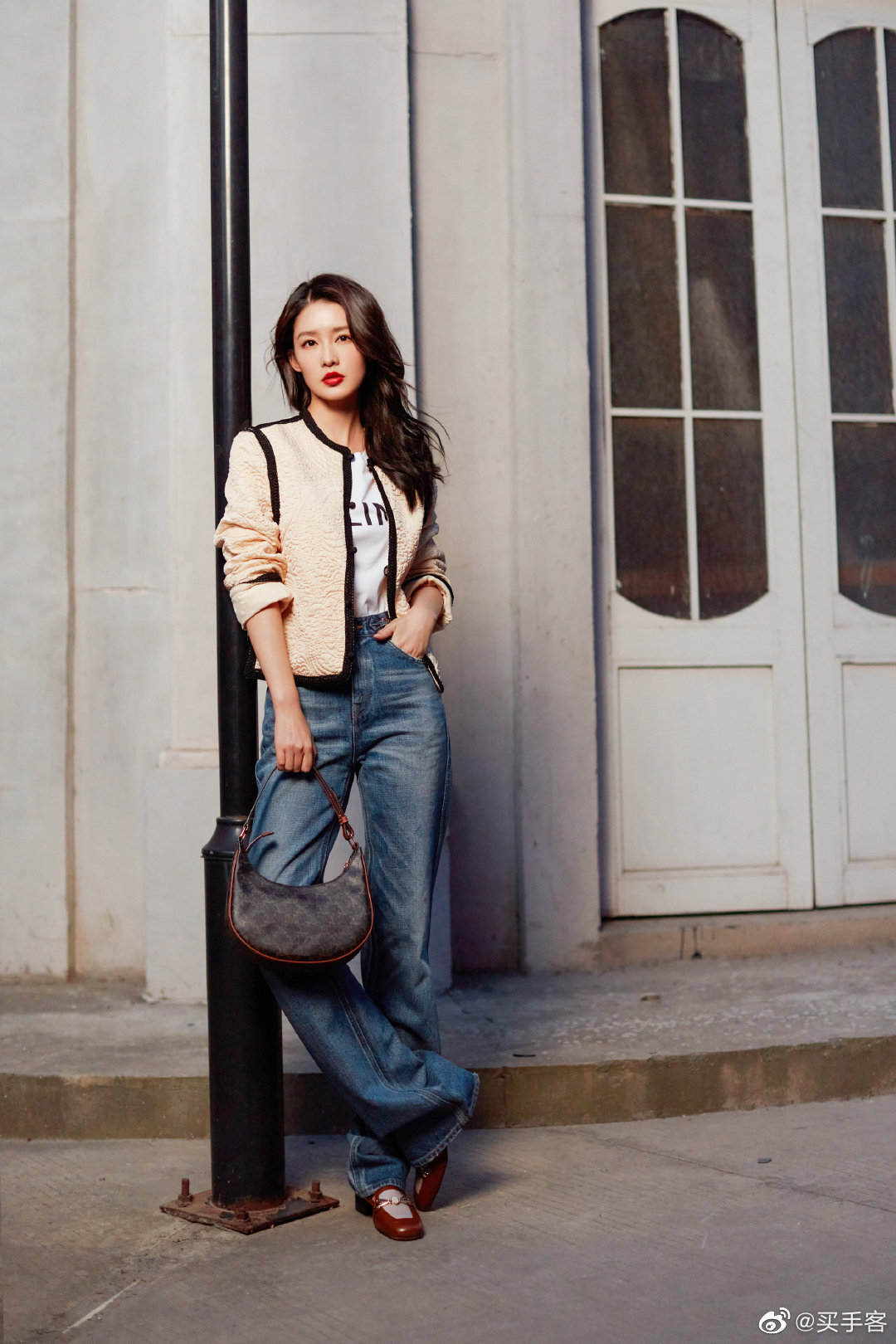 CELINE Vintage Classic Ava bag 1 ใน คอลเลคชั่น “Triomphe Canvas” มาพร้อมสายสะพายไหล่ที่ปรับความยาวได้ และเนื่องจากช่วงล่างของกระเป๋ามีขนาดใหญ่กว่าช่วงบน จึงทำให้ไม่เสียทรงเมื่อเราใส่สิ่งของอย่างกระเป๋าสตางค์หรือโทรศัพท์มือถือ หากดูภาพรวมแล้ว รุ่นนี้ออกแนว