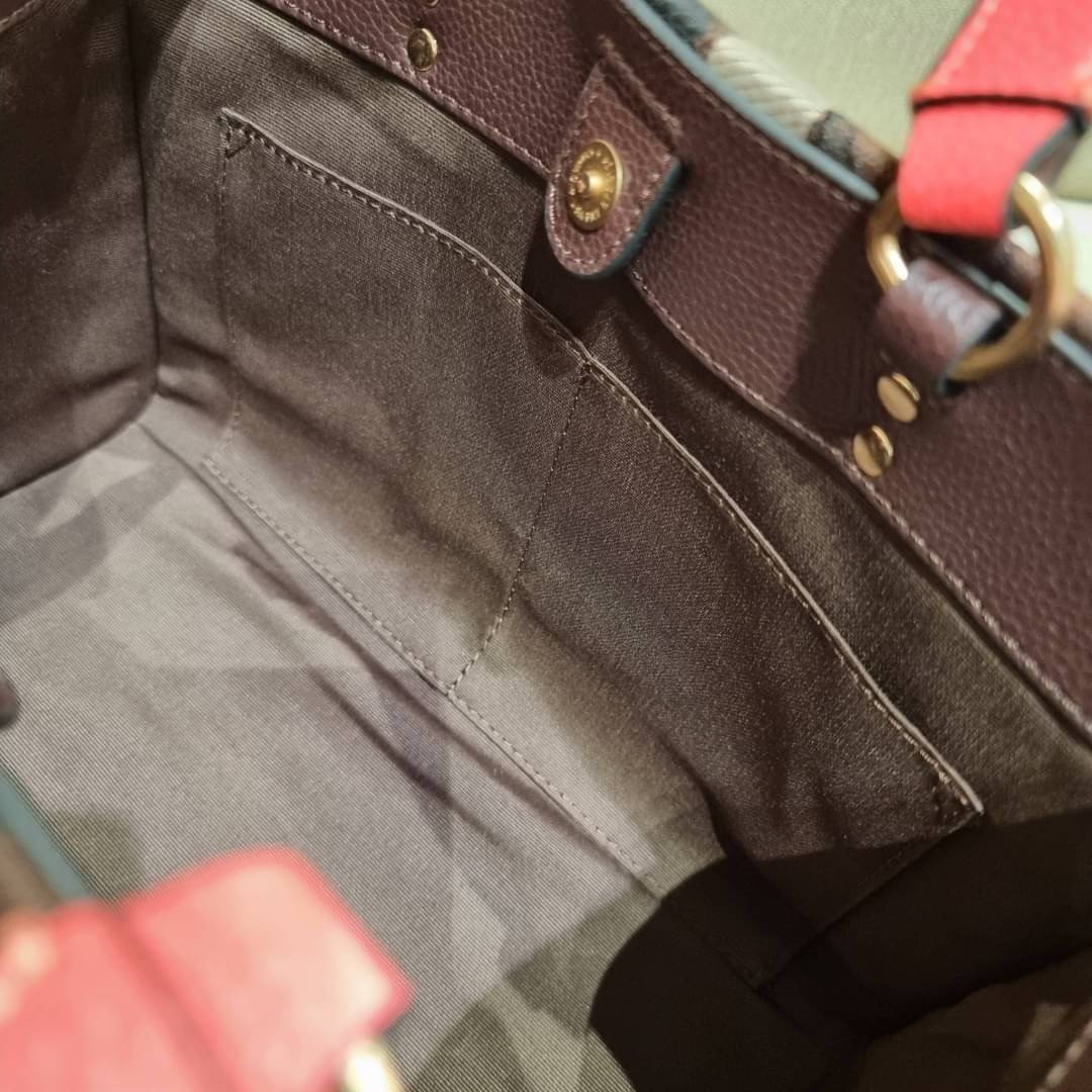 ใบใหญ่ COACH 4113 DEMPSEY CARRYALL IN SIGNATURE JACQUARD WITH STRIPE AND COACH PATCH ใบใหญ่ จุใจ คอลเลคชั่นใหม่ สีที่สาวๆรอคอย สวยคม ละมุนและมีความหรูในตัว กับกระเป๋าทรงโท้ท ไซส์ใหญ่ที่สามารถจุของได้แบบไม่ต้องกังวล ฟังก์ชั่นการใช้งานสะดวกที่สุด มีทั้งสายค