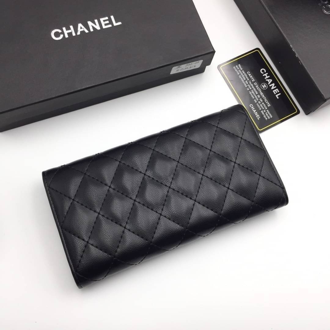 CHANEL WOMEN'S WALLET กระเป๋าสตางค์ใบยาว หนังนิ่มขึ้นลายตารางด้านหน้าประดับโลโก้แบรนด์สวย เปิดปิดด้วยฝาปิด ภายในมีทั้งช่องใส่ธนบัตร แบงค์พัน และช่องใส่บัตรหลายช่องแยกเป็นสดส่วน ภาพถ่ายจากสินค้าจริงสวยน่าใช้ค่ะ มาพร้อมกล่องแบรนด์ ถุงกระดาษ ถุงผ้าแบรนด