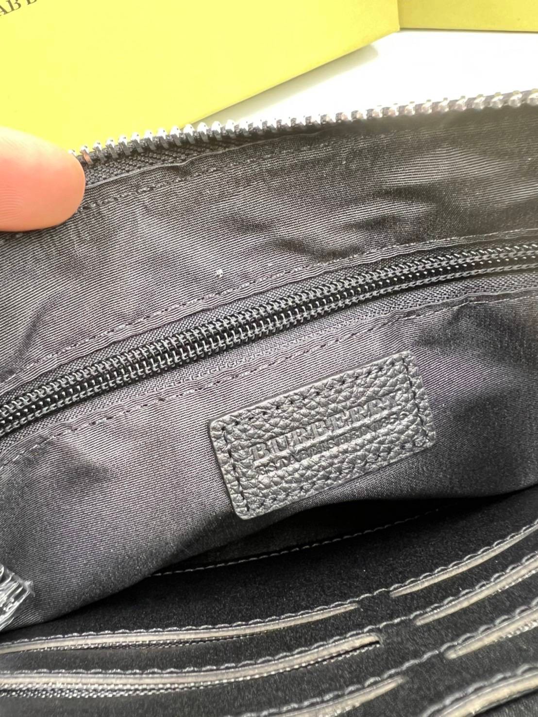 หนังแท้ BURBERRY CLUTCH BAG / BURBERRY Vintage Clutch กระเป๋าทรงคลัชท์ใช้ได้ทั้งหญิง/ชาย Unisex Clutch งานหนังแท้เกรดออริจินอล ภาพสินค้าถ่ายจากงานขายจริง ใช้งานต่างประเทศได้