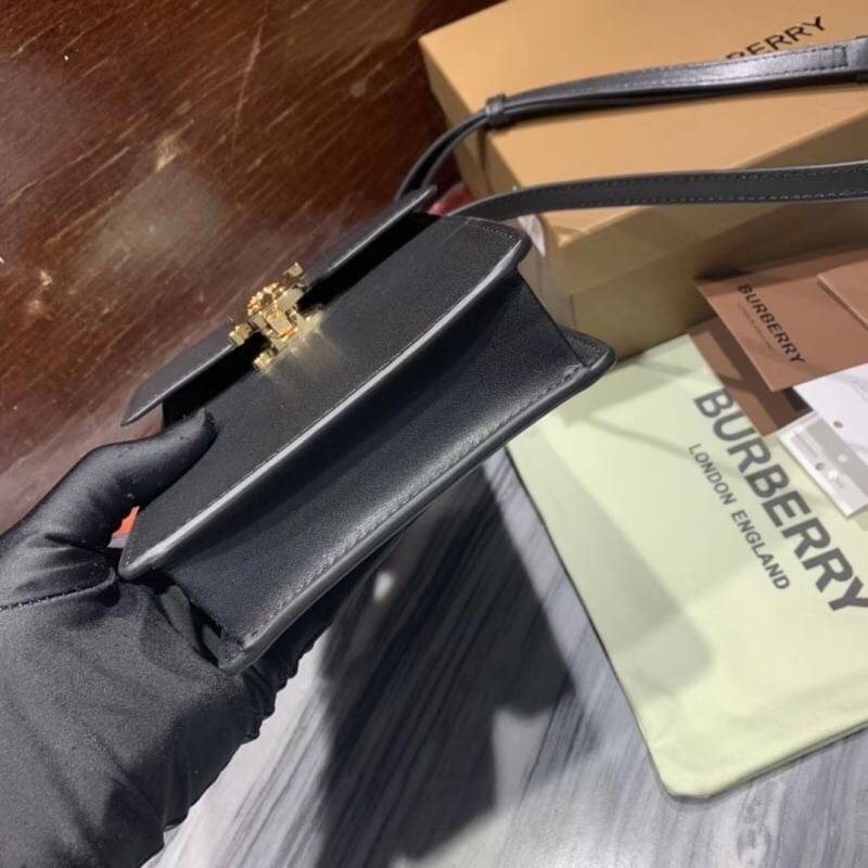 BURBERRY FRAGRANCES CROSSBODY BAG VIP GIFT WITH PURCHASE (GWP) กระเป๋าสะพายพรีเมี่ยมกิ๊ฟ Limited Edition จากน้ำหอม BURBERRY DUTY FREE วัสดุหนังแท้ ทรงเหลี่ยมแนวตั้งดีไซน์สวยหรูอยู่ทรงมีโลโก้แบรนด์ด้านหน้า