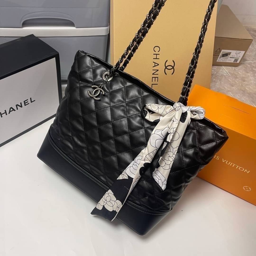 VIP 】CHANEL TOTE BAG กระเป๋าสะพายขนาดกลาง กำลังสวยเลยค่ะ ด้านในใส่ A4 , IPAD ได้สบายม้ากกก จะถือไปออกงานหรือเที่ยวในวันชิลๆก็สวยหรูที่สุดคะ ใส่ของได้หมดครบจบในใบเดียว มีใบเดียวจบ บอกเลยเลิศมากค่ะ