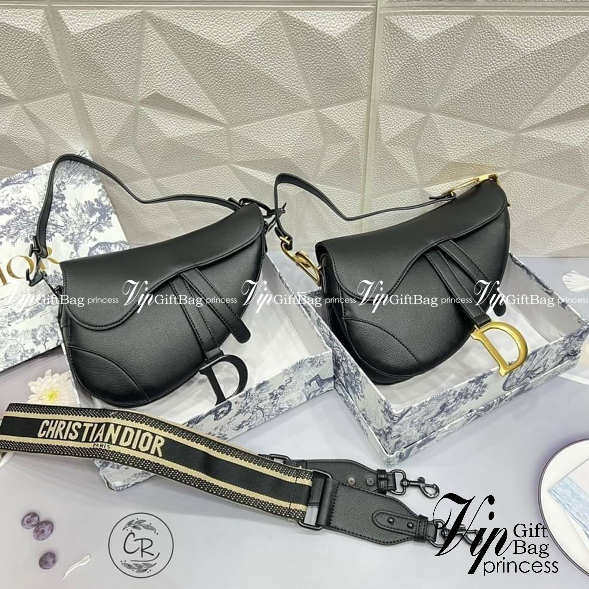 DIOR SADDLE BAG with strap กระเป๋ารุ่นยอดนิยมตามแบบฉบับแบรนด์ ใช้งานได้ 2 แบบ สะพายยาว CROSSBODY และสายสั้นถือได้เก๋ๆ ลุคนี้คูลสุดๆ เลยค่าา ภาพถ่ายจากสินค้าจริง! สวยมาก พร้อมส่งที่ไทยราคาสุดคุ้ม สาวๆ ห้ามพลาดค่ะ!