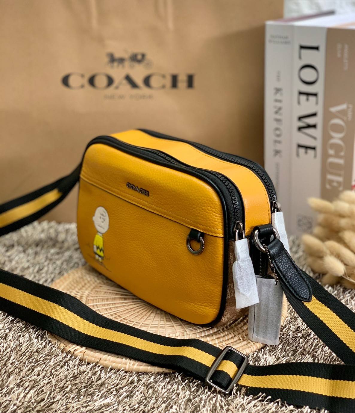 COACH X PEANUTS GRAHAM CROSSBODY WITH CHARLIE BROWN ((C4026)) พร้อมส่งที่ไทย สวยก่อนใครแน่นอน จำนวนจำกัด!! กระเป๋าสะพายแบบครอสบอดี้ร์ รุ่นนี้ใช้ได้ทั้งชาย//หญิงเลยนะคะ หนังแท้ลายหนังนิ่ม สวยงามมากๆ ด้านหน้ามีตัวการ์ตูนเป็นจุดเด่นของรุ่นเลยค่ะ ใช้งานแบบสอง