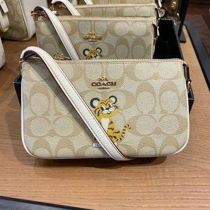 COACH NOLITA 19 IN SIGNATURE CANVAS WITH TIGER (C7699) 😻กระเป๋าถือ กระเป๋าสะพายทรงพอชเล็ก ปรับเป็นคล้องมือได้ รุ่นนี้ บอกเลยว่าใช้ง่ายสะพายคล่องมากๆ// จะสะพายไหล่ หรือปรับเปลี่ยนมาเป็นแบบคล้องมือเก๋ๆก็ยังได้ เพียงแค่ถอดตะขอมารวมกันไว้ที่หูกระเป๋าข