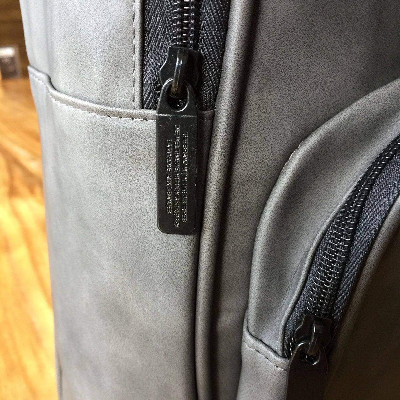 Adidas Originals Classic Trefoil Backpack วัสดุเป็น puหนังนิ่มและโพลีเอสเตอร์100% สะดวกสบายและมีดูดีมีสไตล์ด้วยเป้สะพายหลังสำหรับอุปกรณ์ออกกำลังกาย ปลอดภัยและจุได้เยอะขึ้นด้วยกระเป๋าหน้าพร้อมซิปสำหรับสิ่งของชิ้นเล็ก ภายในมีช่องโน้ตบุ๊กโดยเฉพาะ ด้านหน้าสกร