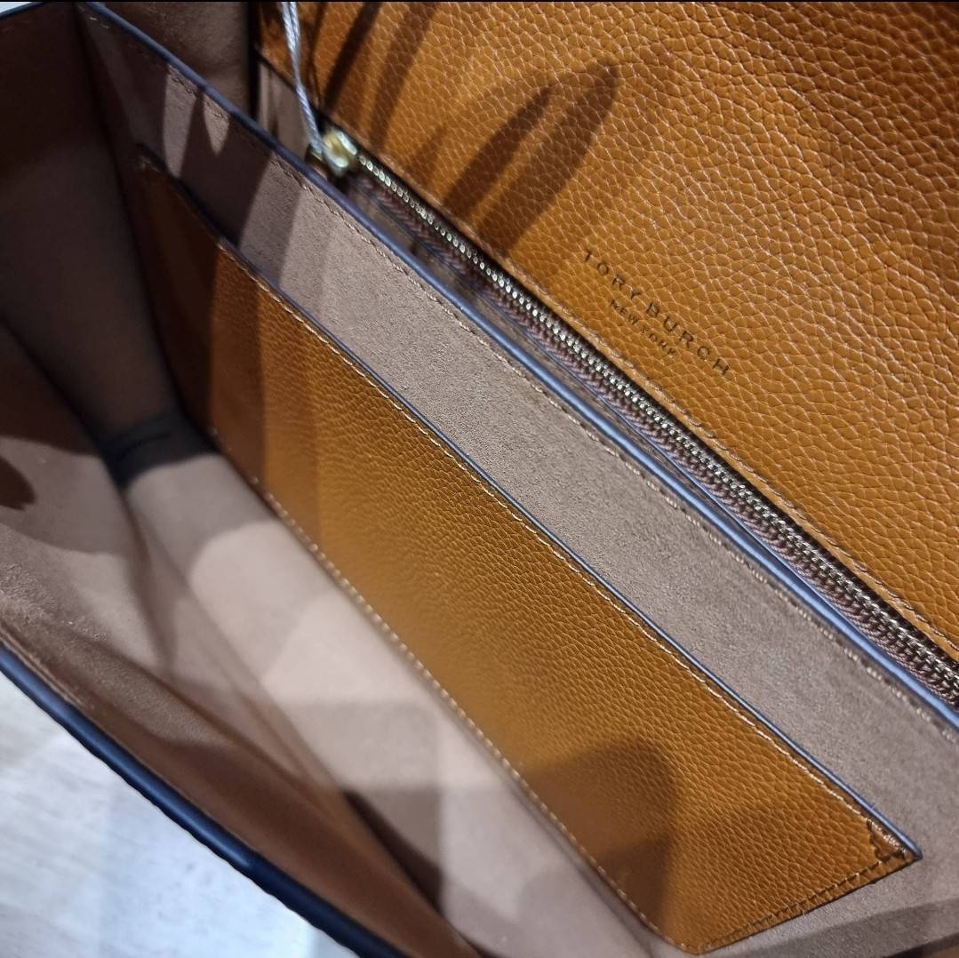 TORY BURCH MILLER SHOULDER BAG / Tory Burch Bag รุ่นยอดนิยม รุ่นหายาก รุ่นที่สาวๆตามหา ใบนี้เลย!! สวยหรู ผู้ดีทุกสี กระเป๋าสะพายไหล่ ดีไซน์อยู่ทรง คลาสสิคแฝงความหรูด้วยโลโก้สีทองอร่ามโดดเด่น