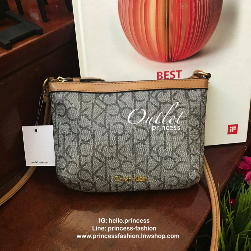 Calvin klein mini crossbodyBag กระเป๋าสะพายทรงครอสบอดี้ มีลายแบรนด์เป็นซิกเนเจอร์รอบใบทั้งภายในและภายนอก เปิดปิดด้วยซิปเดียวใช้งานง่าย ใบมินิน่ารัก ใส่ธนบัตร บัตรต่างๆ เครื่องสำอางค์ของจุกจิกได้ ต้องมีสะพาย นับเป็นตัวเลือกที่น่าสนใจสำหรับคนที่กำลังมองหากร