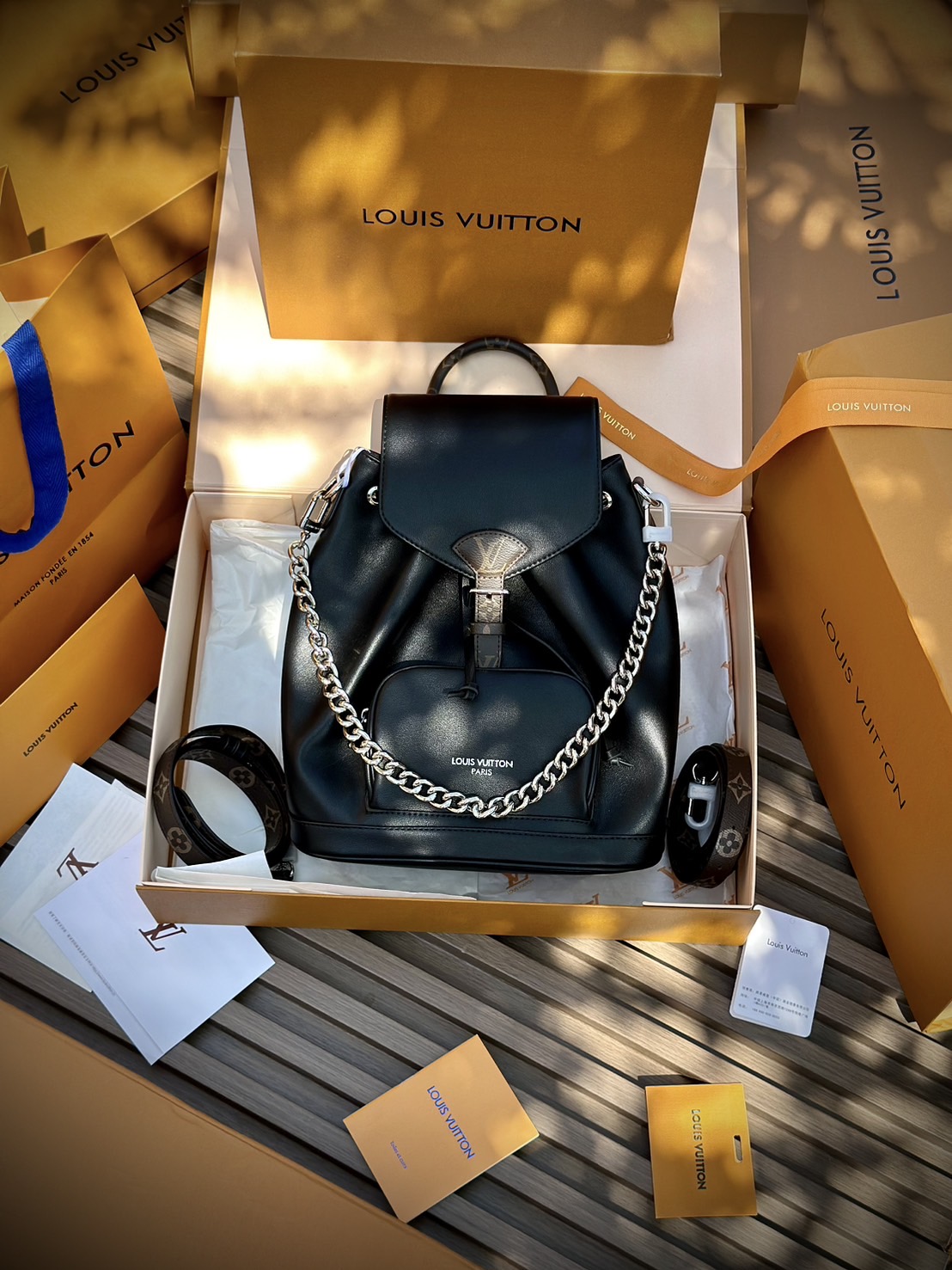 LV Montsouris Vibe PM Backpack bag กระเป๋าเป้รุ่นใหม่สุดหรู หนังแท้สวยเงางามเป็นเอกลักษณ์ 🤍 สินค้าเกรดออริจินอล ภาพถ่ายจากงานขายจริง ใช้งานต่างประเทศได้