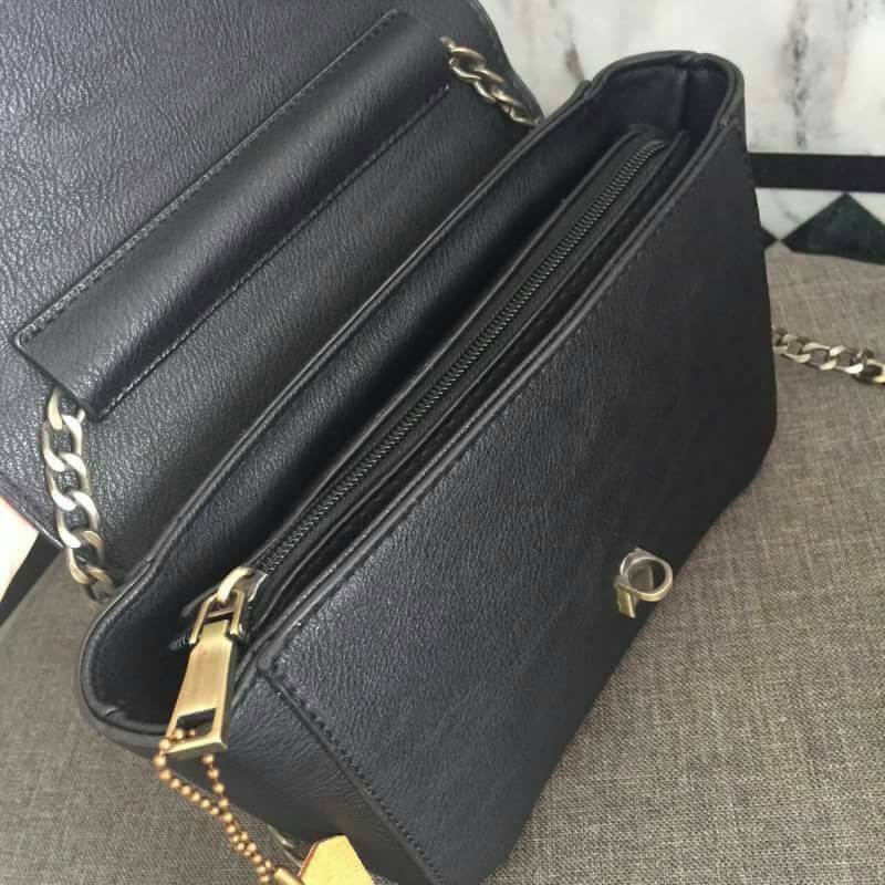 New Arrival! วันนี้ทางร้าน ได้ รุ่น Limited edition จาก แบรนด์ David John มาคะ ใบนี้ แม่ค้า เฟริมว่า สวยเกินคำบรรยาย ค๊า 〰〰〰〰〰〰〰 ตัวกระเป๋า ผลิตจากหนังเทียมผิวสัมผัสคล้ายหนังแท้ ลายหนังสวย ภายใน บุด้วยผ้าเนื้อดี พร้อมช่องใส่ของถายใน แยกเก็บของได้เป็นสัดส่