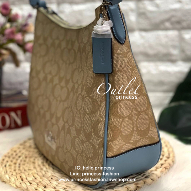 COACH SIGNATURE ZIP SHOULDER BAG กระเป๋าถือหรือสะพายไหล่ ทรงสวย ลาย signature วัสดุหนัง PVC. เนื้อนิ่ม ตัดของหนังสีฟ้า เปิดปิดด้วยซิป ภายในกว้าง ใส่ iPad, A4 และของใช้ได้เยอะ มีช่องเล็ก และช่องซิปค่ะ Must have!