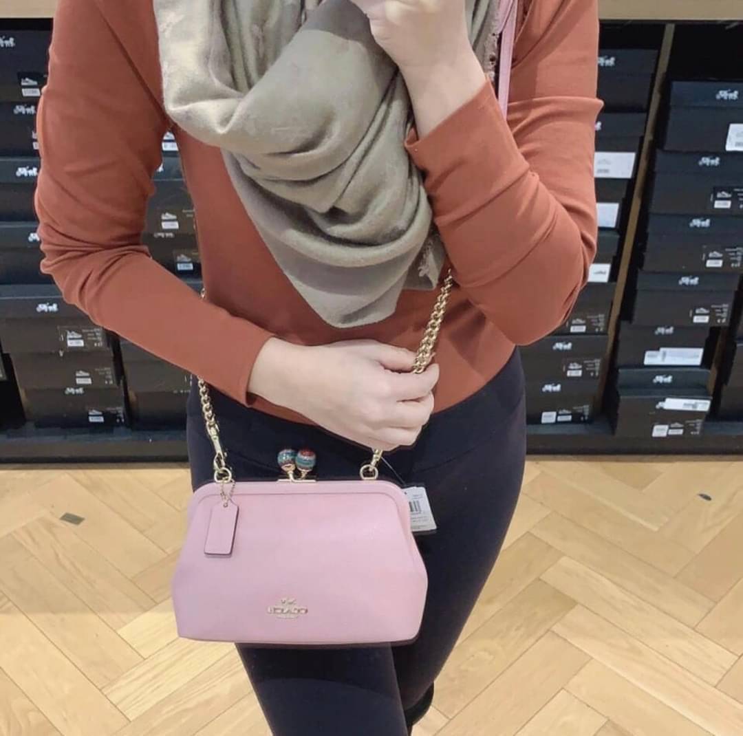 NORA KISSLOCK CROSSBODY (COACH C1451) ครอสบอดี้รุ่นนี้ น่ารักมากค่ะ ขนาดกำลังน่ารักเลยค่ะ ลูกคุณมากๆ ไม่เล็กและไม่ใหญ่มากเกินไป รุ่นนี้สามารถถอดสายสะพายได้ค่ะ ใส่ไอโพนตระกูลพลัสได้ ใส่กระเป๋าสตางค์ใบเล็กได้สบายๆเลยค่ะ