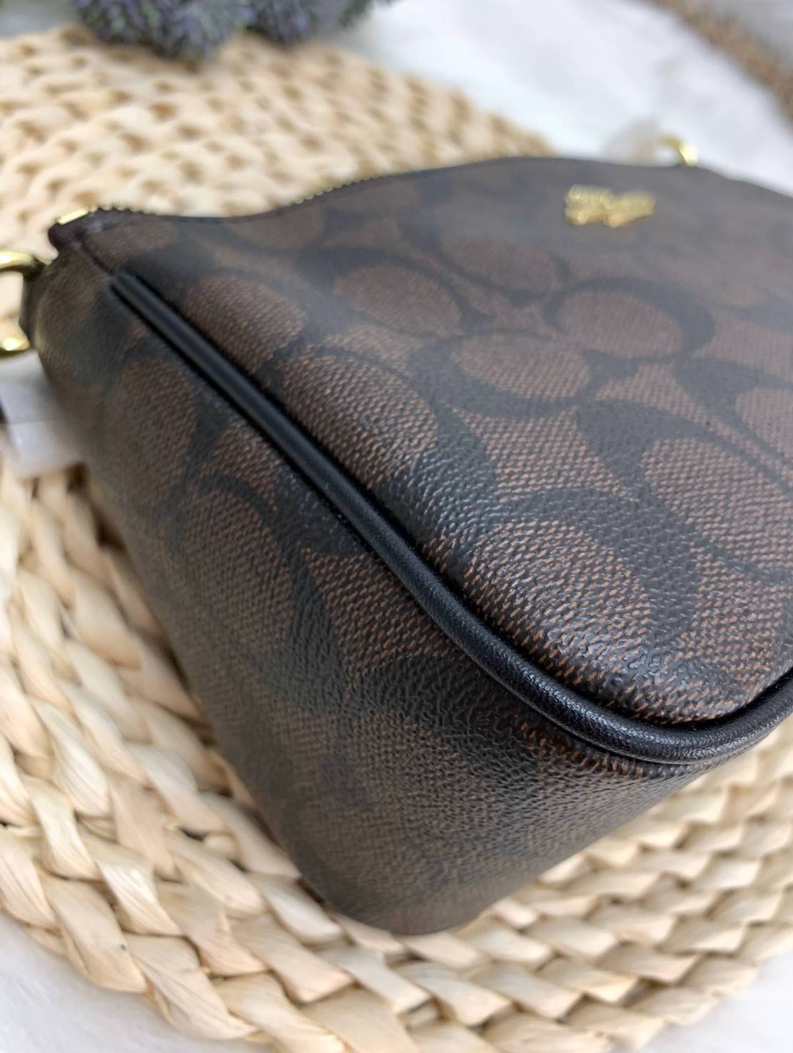 COACH HANDLE POUCH SIGNATURE BAG (รุ่นโลโก้อะไหล่ตัวเล็ก) กระเป๋าสะพาย หรือสะพายข้าง Crossbody ราคาสุดคุ้มค่ะ วัสดุ pvc อย่างดี ลาย C เปิดปิดกระเป๋าแบบซิป ภายในสามารถใส่กระเป๋าสตางค์ใบยาวขนาดปกติได้ ของอื่นๆจุค่ะ มีช่องเล็กใส่ของจุกจิก สายยาวถอดออกได้เลื่