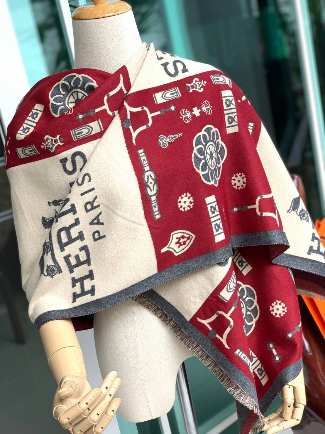 Hermes Paris Women’s Scarves Accessories Scarf ผ้าคลุมไหล่ผืนใหญ่ สวยหรูตาสแบบฉบับจากHermes ถักทอด้วยผ้าcashmere ผ้าเนื้อดี สัมผัสนุ่มมือ ทอลายในตัว สีสันและลายคมชัด ผืนใหญ่ ให้ความอบอุ่น มาเป็นเซ็ทของขวัญ เพื่อมอบเป็นของขวัญชิ้นดีแทนความรู้สึกดีๆให้กับที
