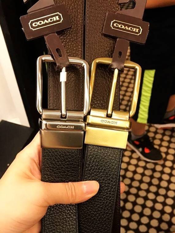 NEW ARRIVAL! ห้ามพลาดเซทสุดคุ้ม ซื้อ1ได้ถึง2! COACH BELT VALUE PACK BOX SET เซทเข็มขัด 2in1 Limited Edition จาก Coach Factory ในเซทมีหัวเข็มขัด2แบบ2สไตล์สวยน่าใช้พร้อมสายเข็มขัดสามารถใช้ได้ทั้ง2ด้าน2สีดำน้ำตาลให้หนุ่มๆสลับใช้ได้ถึง 4 รูปแบบในเซทเดียวไม่จำ
