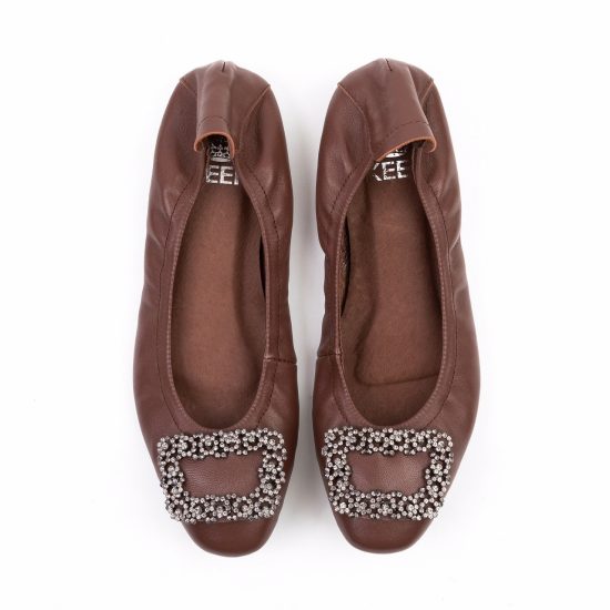 New In กับรองเท้า KEEP รุ่น BALELA FLAT SHOES ดีเทลรองเท้า = รองเท้า หนังแกะแท้ทั้งคู่ ( ด้านนอก และ ซับในด้านใน ) ผิวสัมผัสละเอียด ใส่แล้วสบายเท้ามากๆ มากๆค่า =รุ่นนี้ หน้าเท้ากระชับเก็บรูปเท้า เน้นช่วงเท้าเรียวขึ้น = พื้นรองเท้า เสริมแผ่นรองเท้า หนา - น