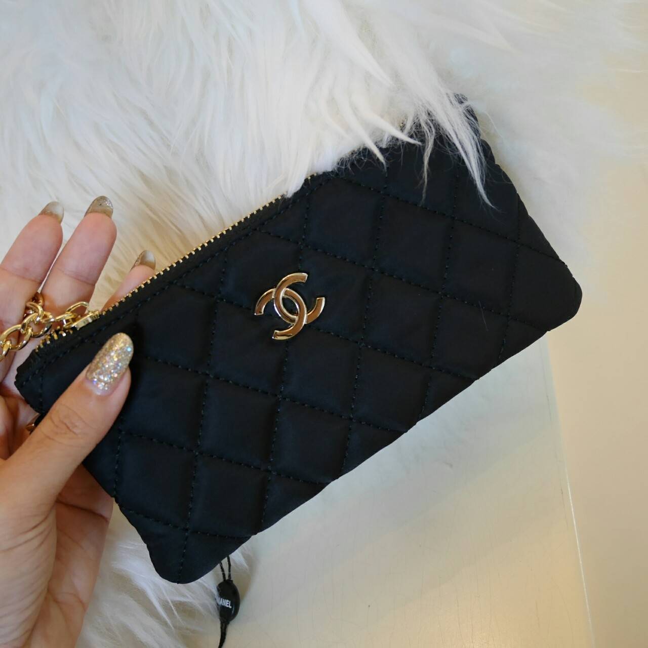 New Arrivals 2018 ♡ กับแบรนด์ดังอย่าง Chanel ตัวนี้มีมาให้สะสมจาก PERFUME COLLECTION ของสมนาคุณจากแบรนด์คะ วัสดุ NYLON แบบหนาเต็มใบ กันน้ำได้ *อะไหล่ทอง เปิดปิดด้วยซิปที่ห้อย CC สุดหรู + ลูกตุ้มกิมมิคน่ารัก ด้านในใส่เหรียญ+แบงค์ ของจุกจิกได้ ใส่ iP