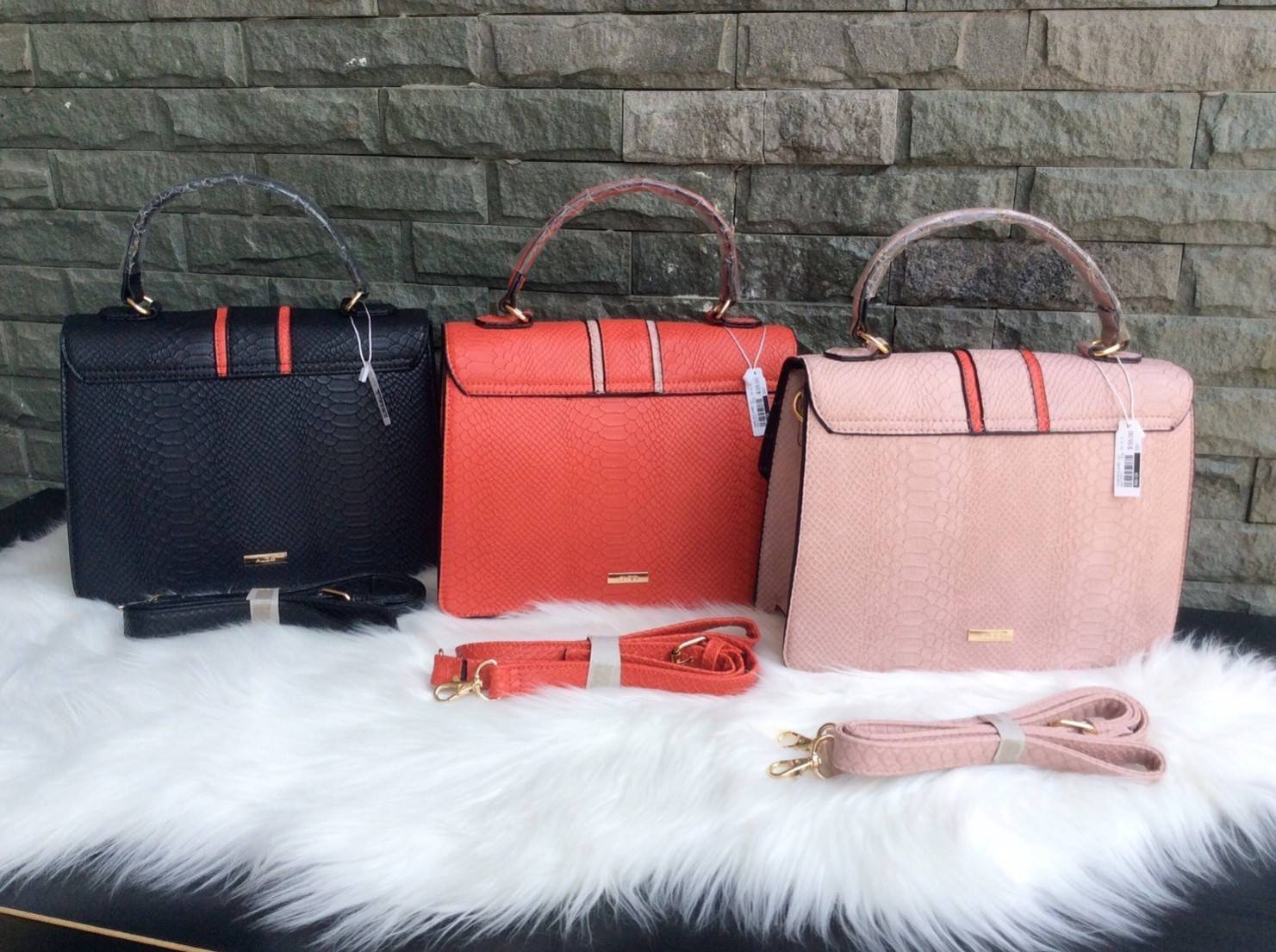 ALDO รุ่น THEANG - Across body bag กระเป๋าถือ หรือ สะพายรุ่นใหม่ล่าสุดจาก ALDO แบรนด์ดัง Canada ดีไซน์สุดชิคน่ารักมากค่ะ ปักเลื่อมลายนกกระเรียนสีสวยสดใส เปิด/ปิดด้วยล๊อคบิดอะไหล่ทอง ภายในมีโลโก้ ช่องซิปและช่องใส่มือถือใส่กระเป๋าสตางค์ยาว ใส่ iPad Air ได้ 