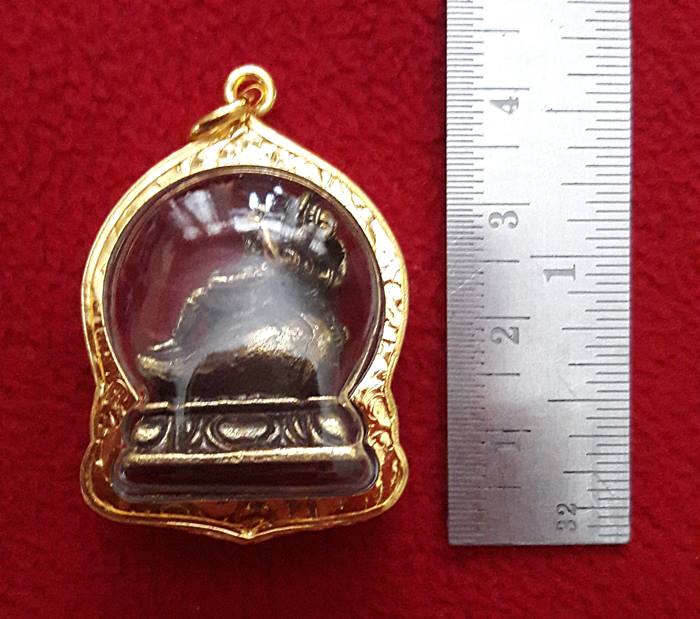 สินค้าหมดค่ะ องค์พระพิฆเนศปางเสวยสุขประทับนั่งบนหอยสังข์เนื้อทองเหลืองเลี่ยมทองไมครอนพร้อมใบคาถาค่ะ