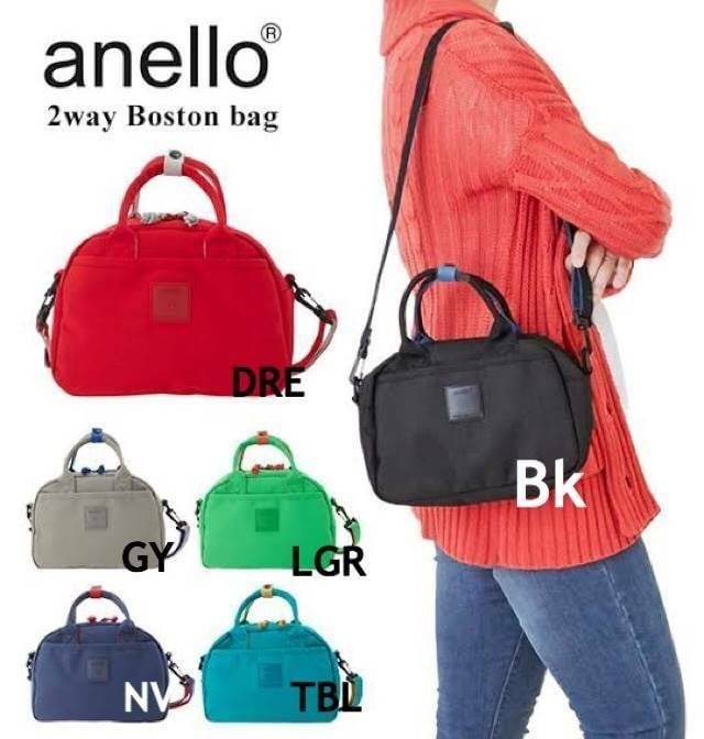 Anello 2Way mini boston Bag คอลเลคชั่นสีทูโทนสดใสต้อนรับลมร้อน กับกระเป๋าถือหรือสะพายข้าง วัสดุผ้าแคนวาสตัดสีทูโทน ที่หูจับมีตัวล้อคสาย มีฐานกว้างตั้งอยู่ทรง เหมาะกับการใช้งานที่สะดวกสบาย มีช่องใช้งานทั้งภายในและภายนอก ใส่ได้ทั้งกระเป๋าสตางค์ทรงยาว มินิไอ