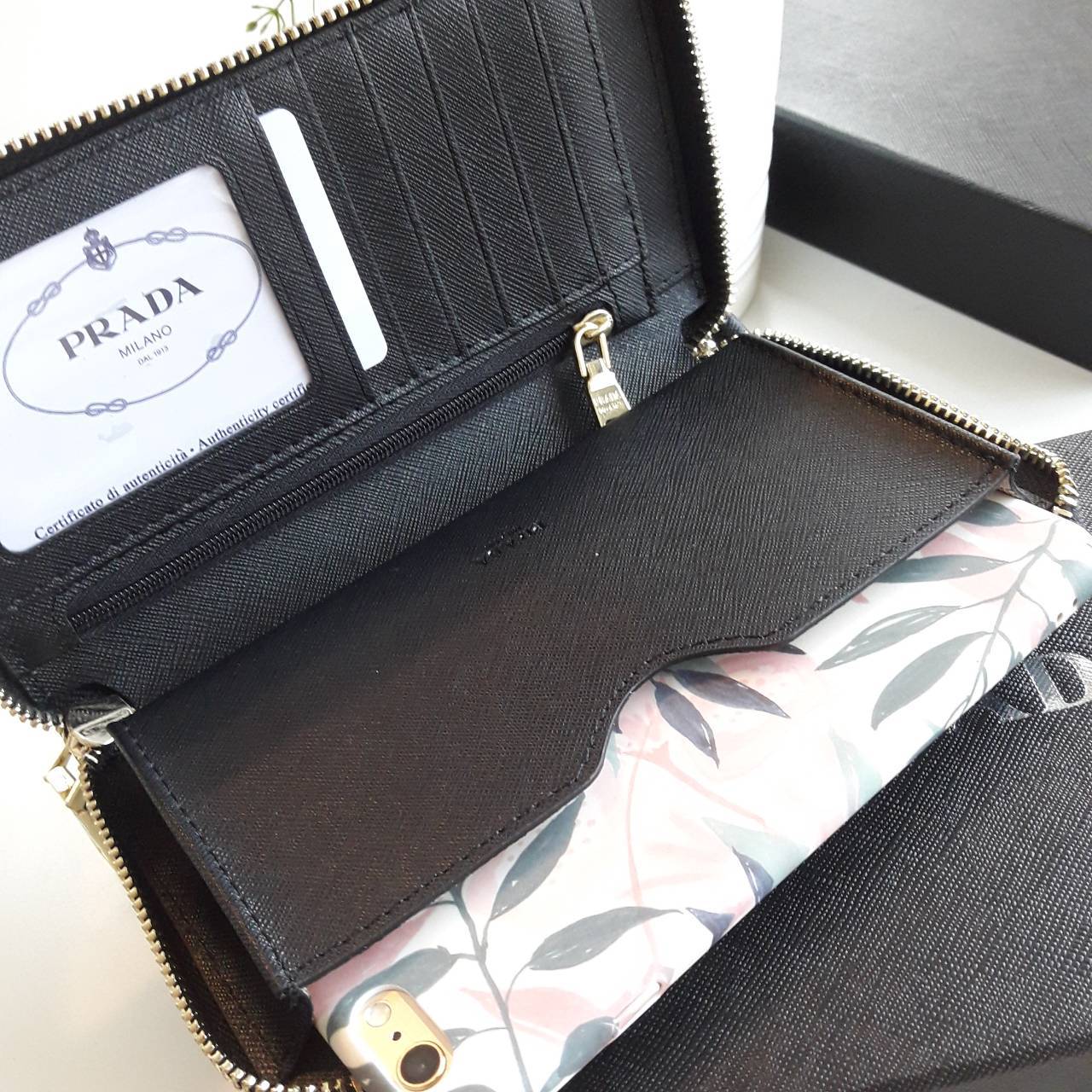 New arrival ! รุ่นที่รอคอย เข้าแล้วค้า กับ Prada Wallet Saffiano กระเป๋าสตางค์ซิปรอบ รับทรัพย์ **พร้อมสายคล้องมือ เปิดปิดด้วยซิป อะไหล่ทอง ปั้มแบรนด์ ทั้งใบ **จุดเด่น มีช่องใส่มือถือ ได้ถึง iphone7+ ใส่บัตรได้หลายช่อง ด้านในมีช่องซิปแยกอีก1ช่อง แถมยังมี ช