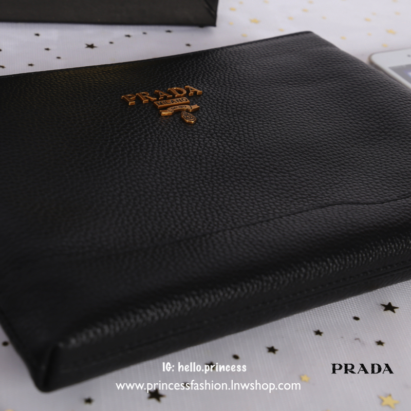 Prada leather top zip clutch pouch handbag สินค้า Premium gift จากเค้าเตอร์แบรนด์ต่างประเทศแท้ 100% กระเป๋า Clutch Prada หนังนิ่มน่าใช้มากค่ะ ดีไซน์เรียบหรู ด้านหน้ามีโลโก้ Prada อะไหล่ทองสวยดูเข้ากัน ซับในพิมพ์ลายแบรนด์ ด้านในมีช่องใส่บัตร ช่องซิป 1 ช่อง