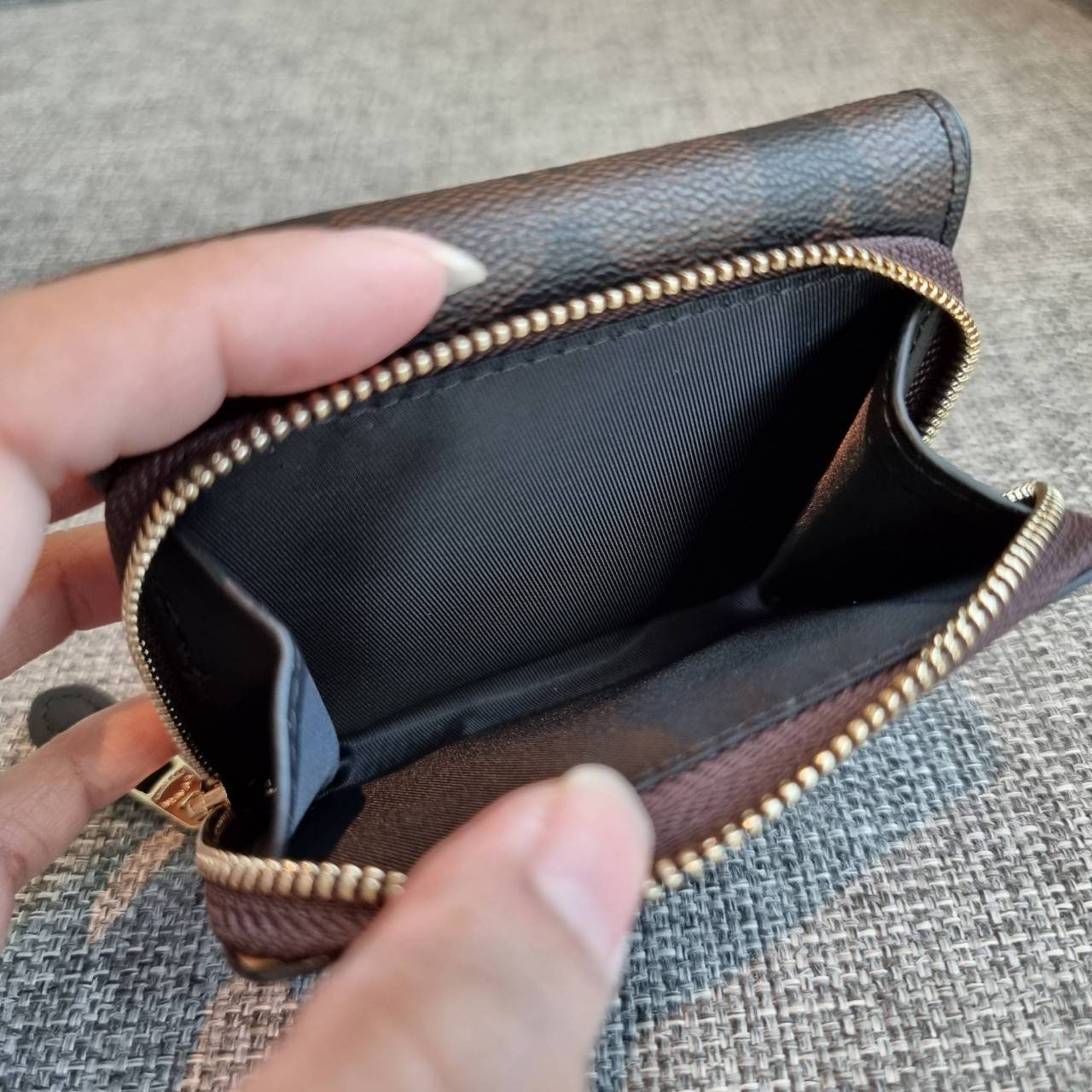 OUTLET 】COACH F41302 SMALL TRIFOLD WALLET IN SIGNATURE CANVAS สวยคลาสสิค พกพาง่าย ใบเล็กน่ารักน่าใช้ ต้องยกให้ใบนี้จ้า 💗💋 ตอบโจทย์คนชอบพกน้อยที่สุด!! กระเป๋าสตางค์ใบสั้นหนังแคนวาสเคลือบคุณภาพดี ภายในเป็นหนังแท้ ใส่บัตร ใส่ธนบัตรได้ทุกชนิด 