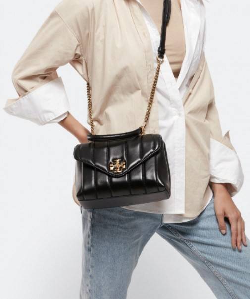 TORY BURCH KIRA QUILTED SMALL BAG พร้อมส่งที่ไทย ไม่ผิดหวังแน่นอนค่ะ! กระเป๋าหิ้วหรือสะพายข้างได้ วัสดุหนังแกะแท้ทั้งใบ ((หนังแกะจะมีคุณภาพดีเงานิ่มและแพงกว่าหนังวัวจ้า)) หนังนิ่มสวยงามมากๆค่ะ เปิดปิดกระเป๋าแบบหมุนล็อคแบบโลโก้แบรนด์ ใช้อะไหล่คลาสสิคดูหรูเ