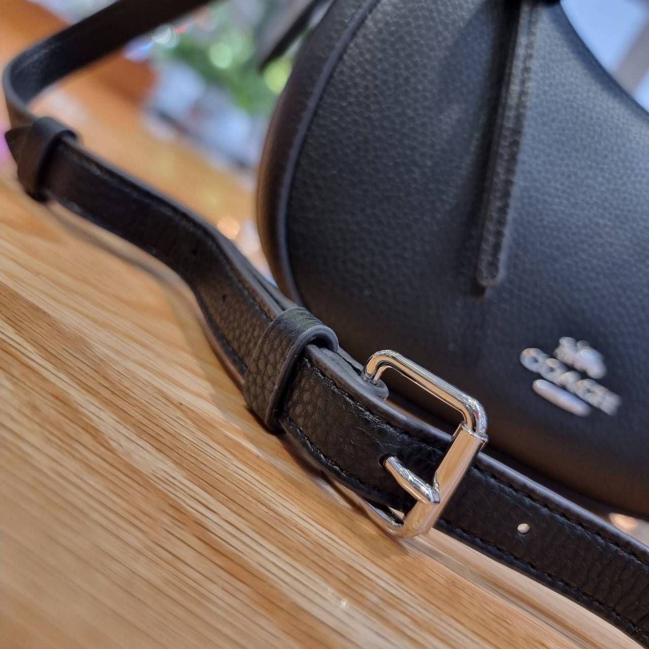 COACH C6807 KLEO HOBO IN SIGNATURE CHAMBRAY ใหม่ล่าสุด คอลเลคชั่นสุดคิ้วท์ ที่สาวๆต้องหลงรัก กระเป๋าสะพายทรงโฮโบ ที่ดีไซน์มาให้ปรับใช้งานได้หลากหลาย วัสดุหนัง pepble สวยหรู รูดเปิด-ปิดด้วยซิป ภายในเป็นช่องโล่ง สายคล้องสามารถถอดออกใส่สายยาวสะพายข้างได้ หรื