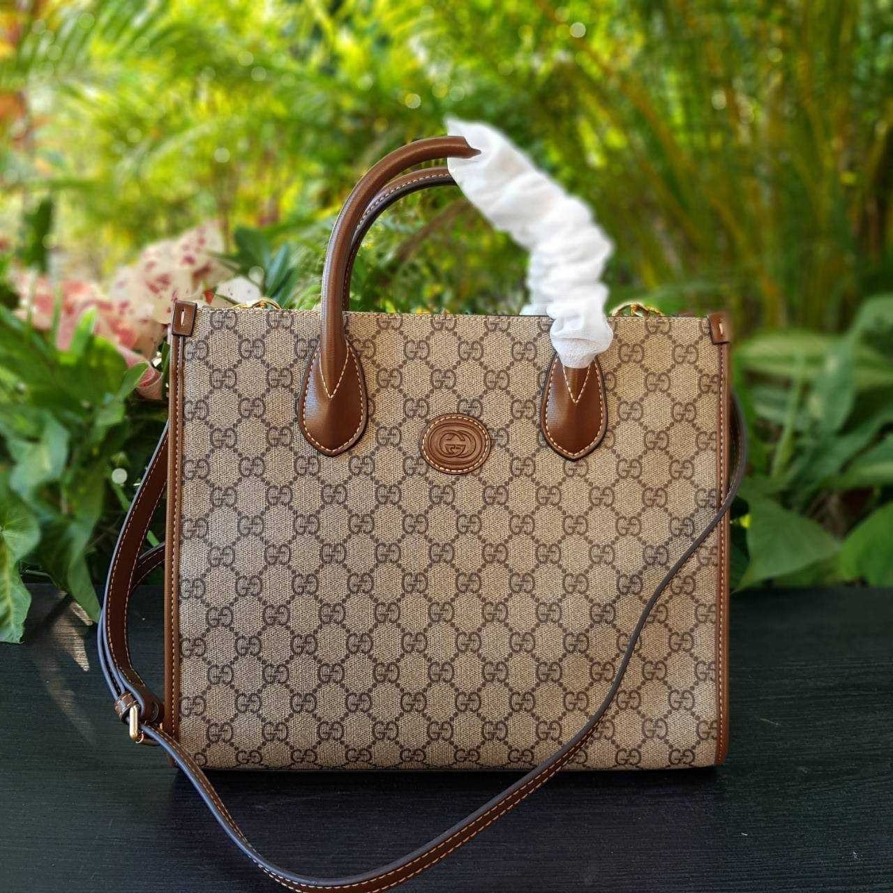 GUCCI Small tote bag with Interlocking G กระเป๋าทรงTOTE ใบใหญ่สุดหรูหรา คลาสสิค จุของได้เยอะ มาพร้อมสายสะพายยาว