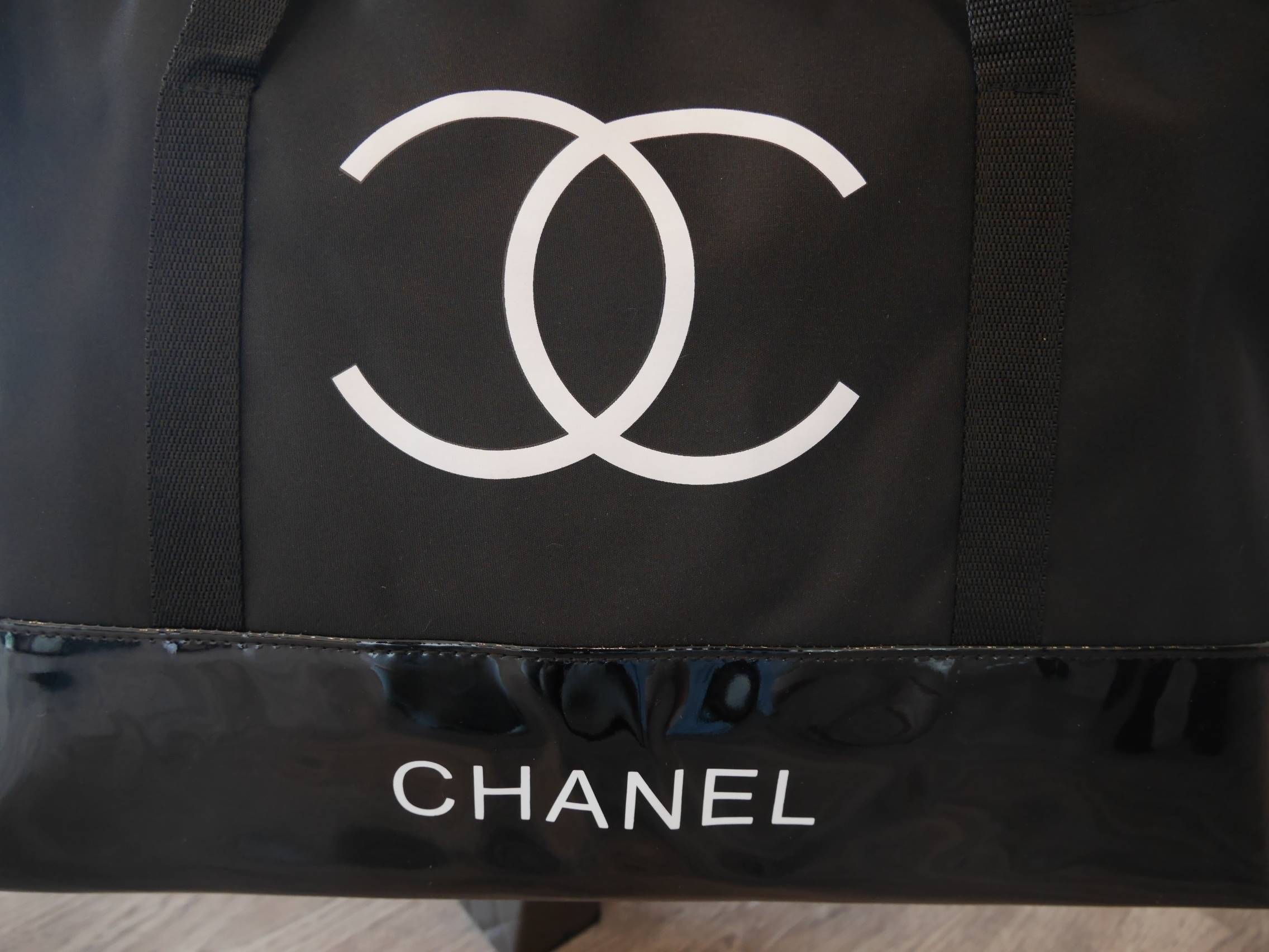 New! กระเป๋าใบใหญ่ทรง Tote จากแบรนด์ Chanel VIP gift Bag ของแท้ 100% ทำจากผ้าหนา Polyester ฐานล่างกระเป๋าทำจากหนังแก้วผิวมันเงา สวยหรู สกรีนโลโก้ชาแนลหน้าหลัง หัวซิปปั้มโลโก้ ด้านในเป็นช่องกว้าง และมีอีกหนึ่งช่องเก็บของ รุ่นนี้สะพายไหล่ สวยมาก น้ำหนักเบา 