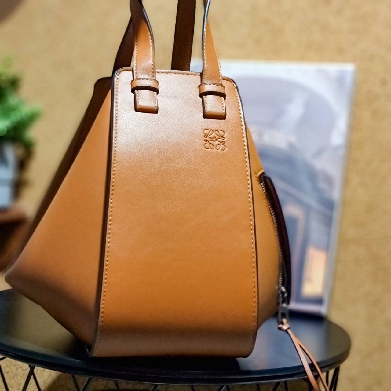 พรีเมี่ยมกิ๊ฟแท้ 100% 】LOEWE SMALL HAMMOCK BAG IN CLASSIC ไอเท็มยอดนิยม ที่ใครๆก็ใช้กัน!! กระเป๋าสะพายดีไซน์สุดแซ่บ ที่สามารถปรับเปลี่ยนรูปทรงได้หลากหลาย มีลูกเล่นทำให้ใช้ได้ไม่มีเบื่อ