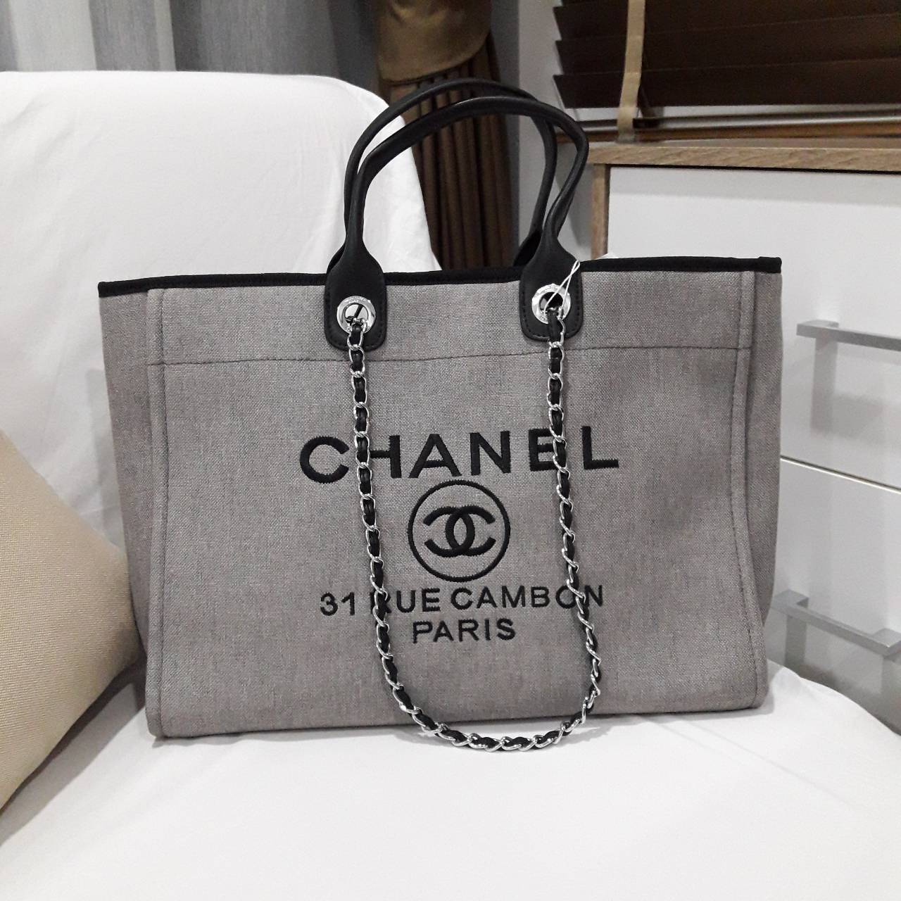 สีใหม่เข้าค้า ~~ รุ่นที่สาวๆรอคอย Chanel tote canvas bag จากงานพรีเมี่ยม VIP GIFT รุ่นดังเลยค้า Size ใหญ่อลัง บอกเลยว่า **งานดีที่สุด ตัวกระเป๋า กระเป๋าผ้าเป็นผ้า canvas เนื้อดีสมราคา สัมผัส นุ่มลื่นมือมากกกก อะไหล่เงินปั้มแบรนด์แท้ทั้งใบ ด้านหน้าปัก logo