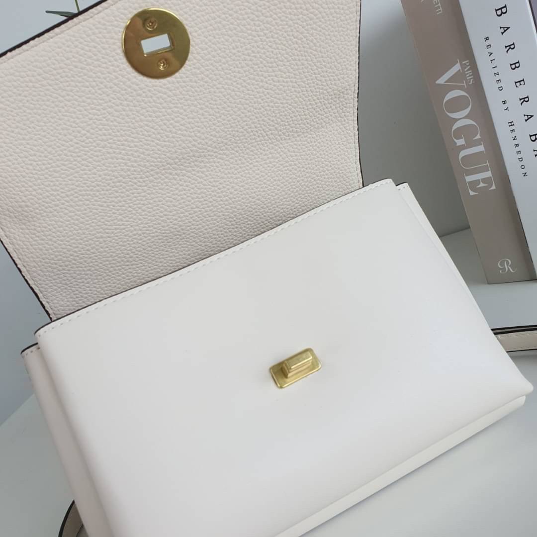 TORY BURCH CROSSBODY BAG กระเป๋าสะพายข้าง **หนังสวยมาก อะไหล่ทองวินเทจ ด้านหน้าประดับโลโก้แบรนด์ เปิดปิดด้วยตัวล็อคหมุน ภายในโล่งกว้างบุผ้าปั้มแบรนด์ มีช่องใส่ของ 3 ช่องใหญ่ พร้อมช่องซิปและที่เก็บบัตร มาพร้อมสายยาวถอด-ปรับระดับได้ ขนาดกำลังดี รีบคว้าด่วนค