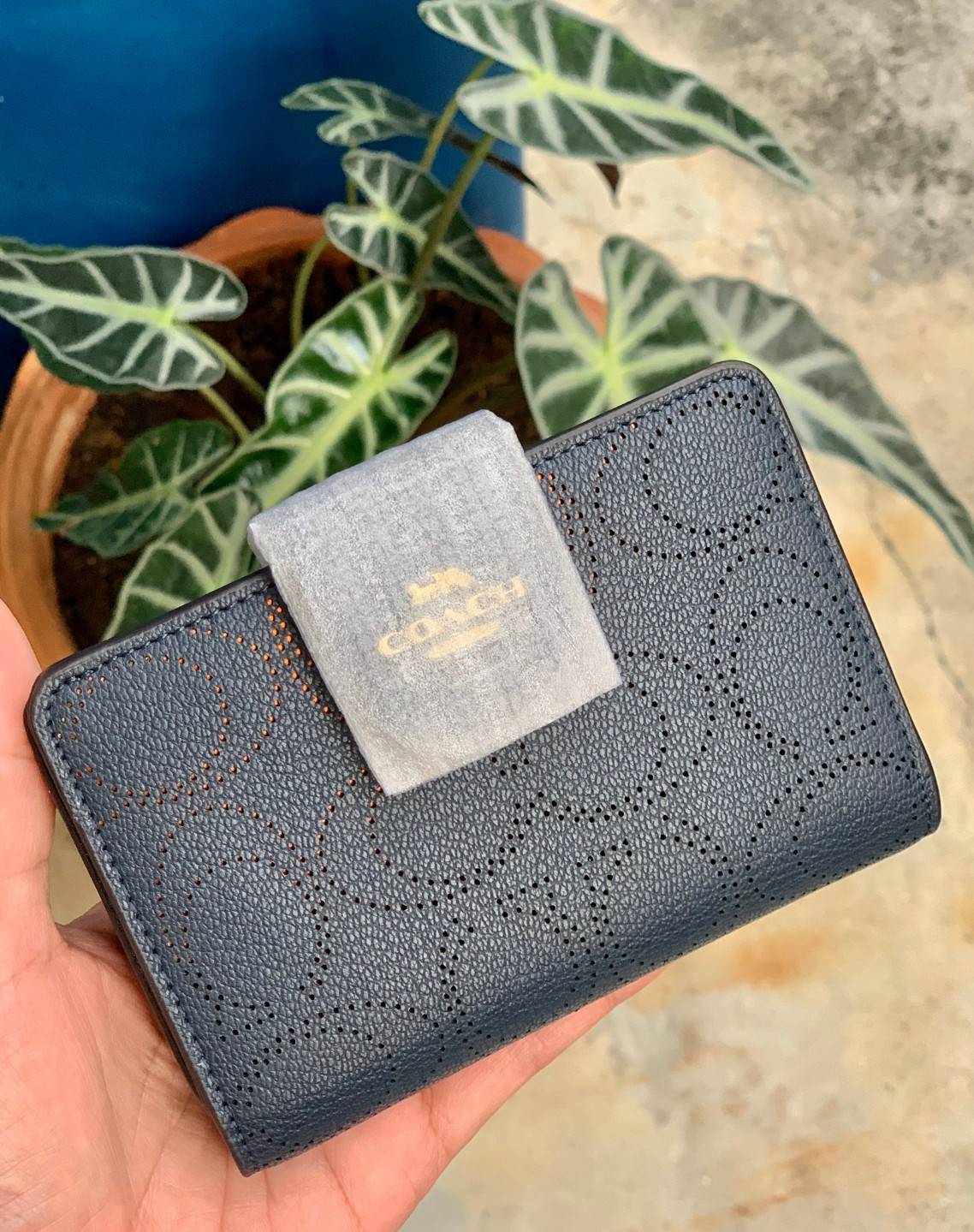 สวยมากๆ ห้ามพลาดเลยนะคะ! COACH MEDIUM CORNER ZIP WALLET IN SIGNATURE ((C4768)) พร้อมส่งค่ะ! กระเป๋าเงินใบขนาดกลางๆ กำลังดี หนังแท้ลายฉลุรูปตัวC ทั้งใบ สวยงามน่าใช้มากๆ ภายในมีช่องเสียบบัตรได้ถึง10ช่อง//ช่องใส่ธนบัตรหนึ่งข่องสามารถใส่แบงค์พันตามยาวได้เลยค่