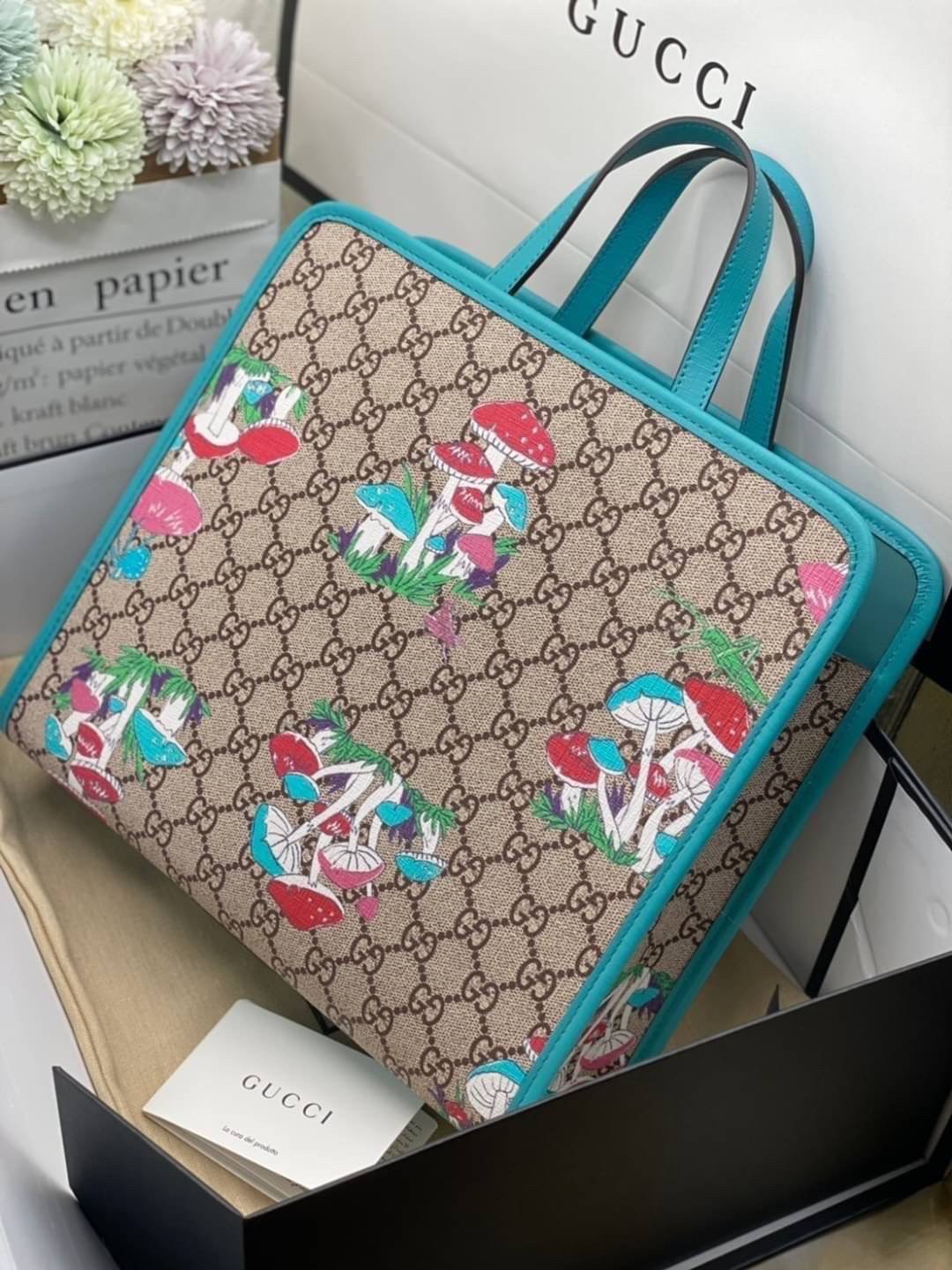 Ori GUCCI Children's tote bag GG kids ที่สุดของความน่ารัก ลิมิเต็ดแบบไม่มีเอาท์ สาวๆสายหวานไม่ควรพลาดด้วยประการทั้งปวงเลยค่าา หนังแท้เกรดดีที่สุด พิมพ์ลายแบรนด์รอบใบเทคเจอร์สวยอยู่ทรง ภายในมีโลโก้กว้างและจุสุดๆใส่สัมภาระได้เยอะ ภาพถ่ายจ