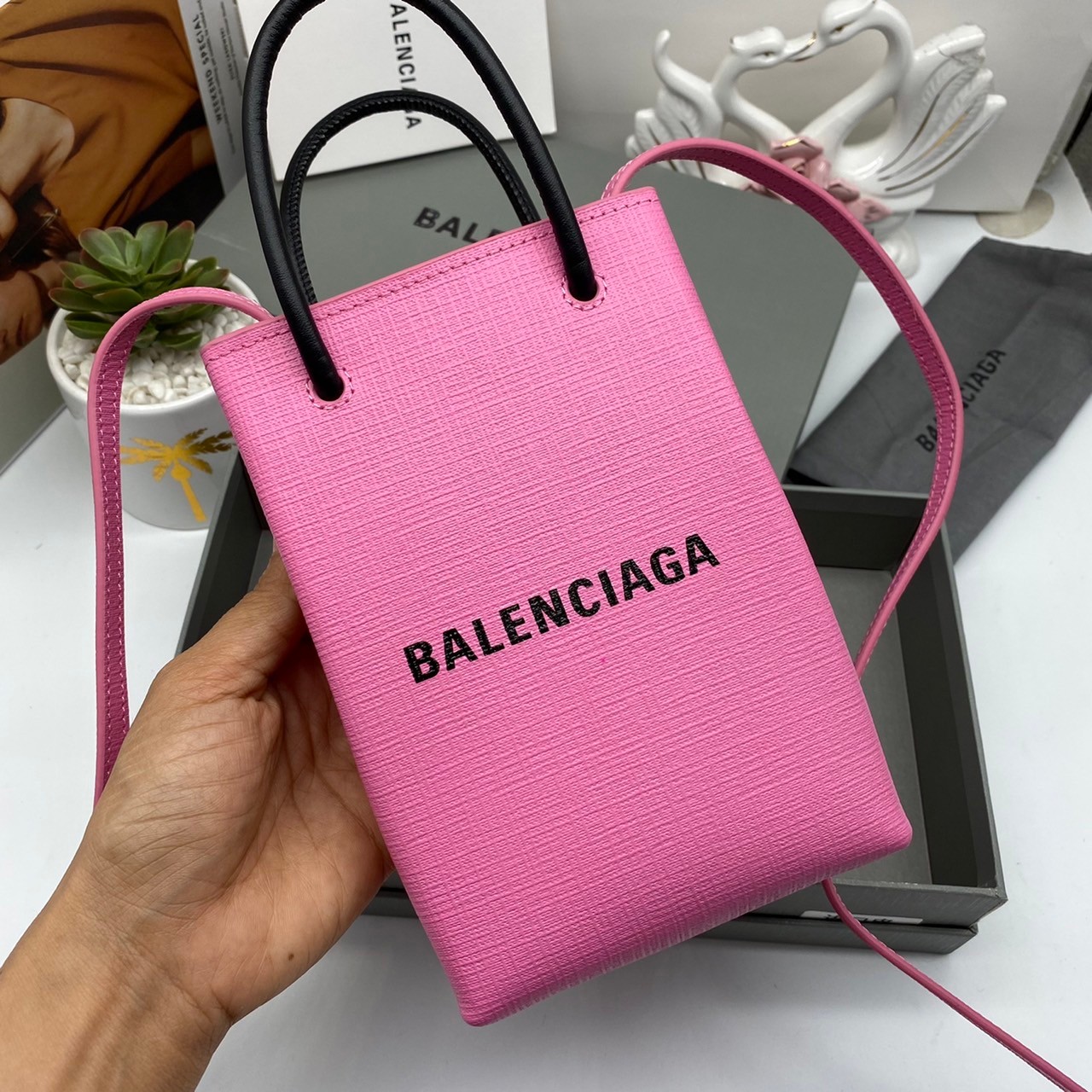 หนังแท้ BALENCIAGA Shopping Phone Pouch leather tote พกกระเป๋าช้อปปิ้งขนาดมินิ ไปทุกที่ในฤดูกาลนี้ ดีไซน์ที่ใช้ได้ทุกวันตั้งแต่หนังแบบมีเท็กซ์เจอร์ ภาพสินค้าถ่ายจากงานขายจริง ใช้งานต่างประเทศได้