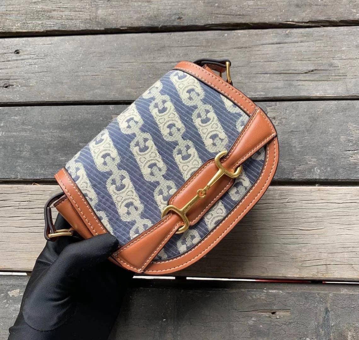 VIP 】หนังแท้ CELINE CROSSBODY BAG CELINE CRECY IN MAILLOM TRIOMPHE JACQUARD AND CAFTSKIN BAG กระเป๋าสะพายทรงสวยหรูอยู่ทรงเปิดปิดด้วยฝาปิดกระดุมโลโก้แบรนด์ ภายในโล่ง ขนาดกะทัดรัด น่ารัก สายสะพายหนังยาวปรับระดับได้จะสะพายไหล่หรือ CROSSBODY ก็ดูดี ตัวจริงสวย