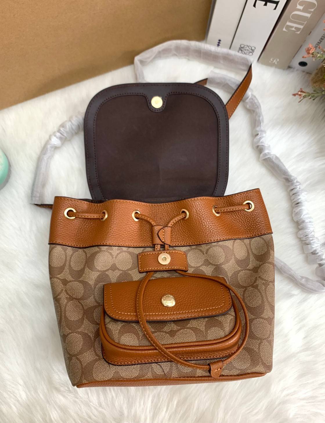 COACH PENNIE BACKPACK 22 ((C4122)) พร้อมส่งที่ไทย ห้ามพลาดค่าา! กระเป๋าสะพายหลังแบบมีหูกิ้ว วัสดุเดนิมอย่างดีนิ่ม+หนังแท้ ได้สวยงามลงตัว นำ้หนักเบา ทรงสวยน่ารักมากๆค่ะ ด้านหน้ามีช่องกระเป๋าเล็กใส่ของจุกจิก ปากกระเป๋าแบบหูรูด ภายในกระเป๋าโล่ง กว้าง สามารถใ